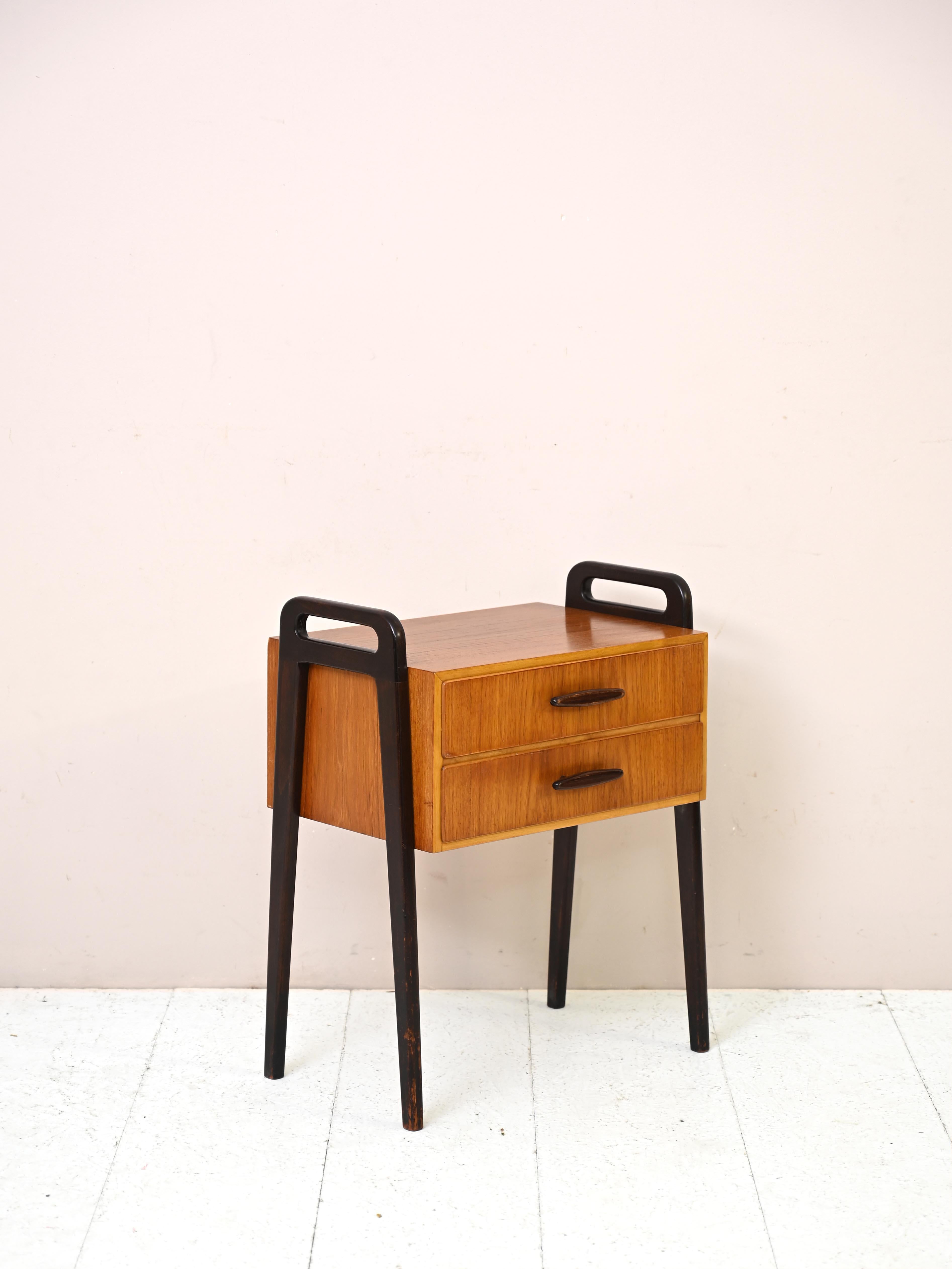 Skandinavischer Nachttisch mit schwarzen Details (Skandinavische Moderne) im Angebot