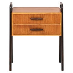 Table de nuit scandinave avec détails noirs