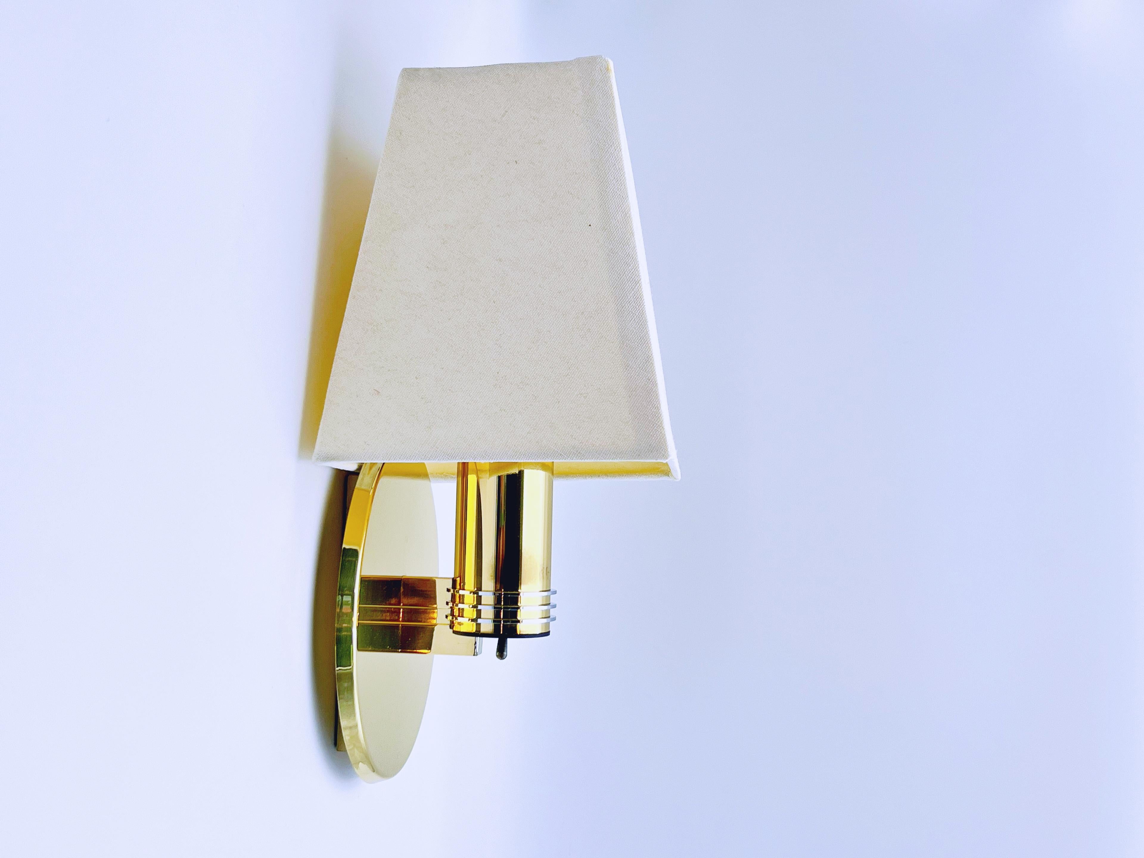 Price is for one, with two available to create a matching pair. 

Stunning Scandinavian / Nordic Functionalist Design Wall Sconce by Høvik Lys, Norway
Second Half of the 20th Century

This elegant wall sconce by Høvik Lys (Hovik Lys) embodies the