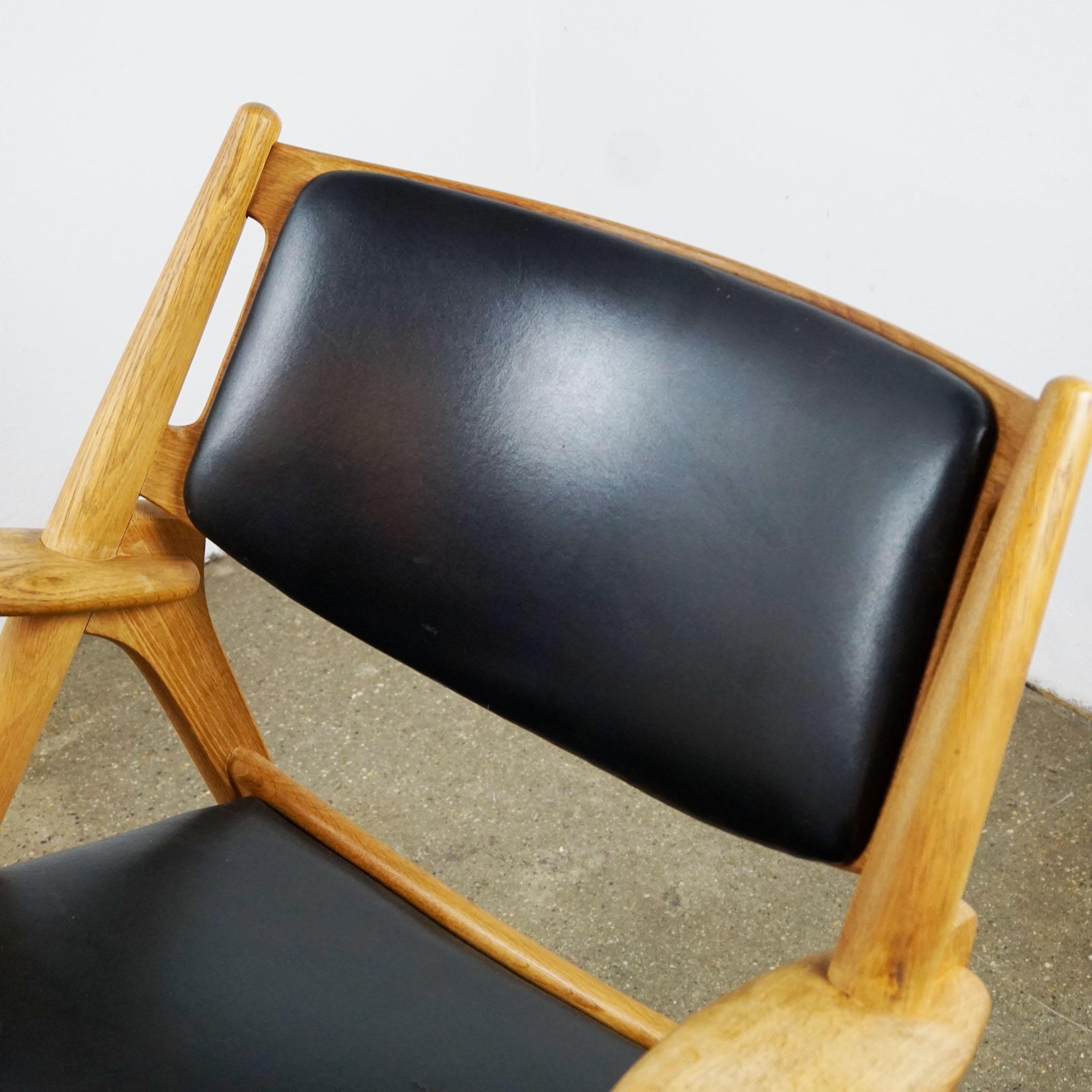 Mid-20th Century Scandinavian Oak and Black Leather CH28 Chair by Hans Wegner for Carl Hansen