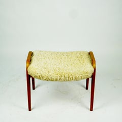 Tabouret Lamino en chêne scandinave et peau de mouton blanche par Yngve Ekstrom pour Swedese