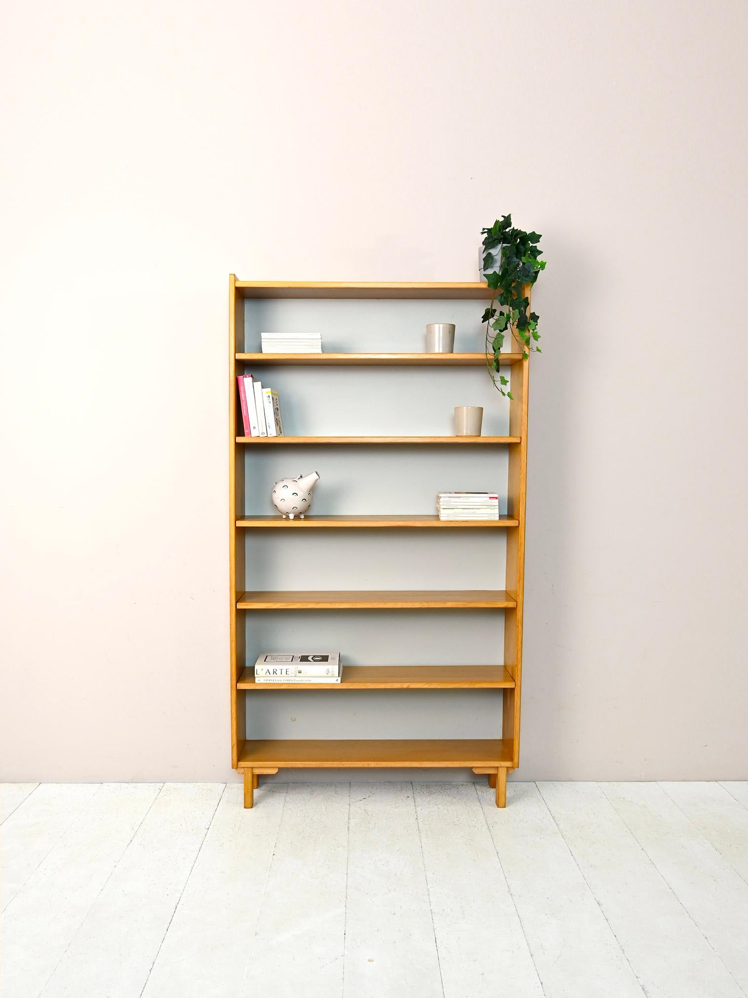 Vintage bookcase with 5 adjustable height shelves.

A modern and functional piece of furniture that is also suitable for inclusion in already furnished and contemporary rooms. 
It consists of a linear structure with squared feet and a