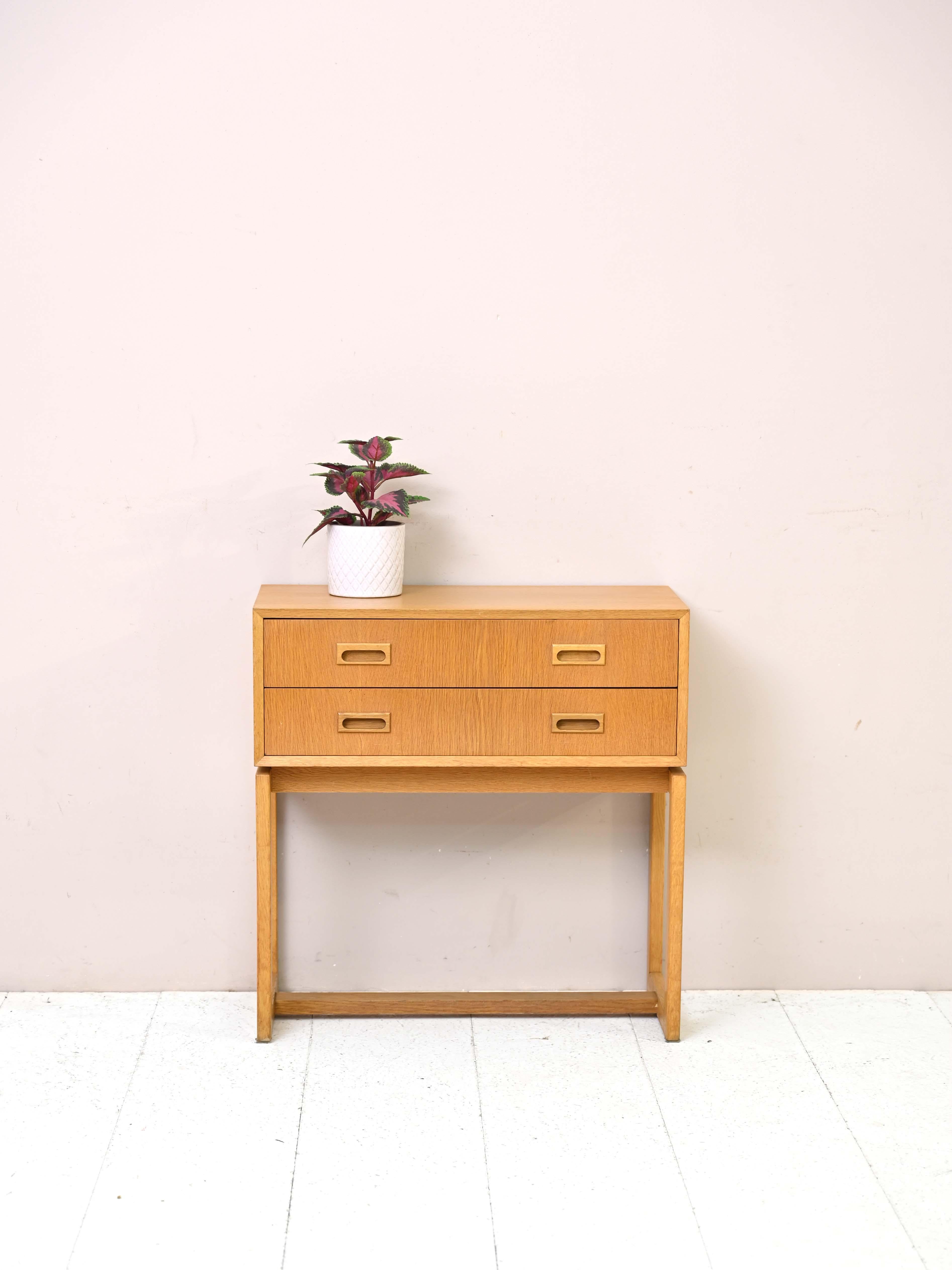 Original 1960s vintage cabinet.

This small oak chest of drawers, thanks to its small size, can be used at the entrance or in the bathroom but also as a nightstand. 
Characterized by minimal, square lines, it traces the modern style typical of