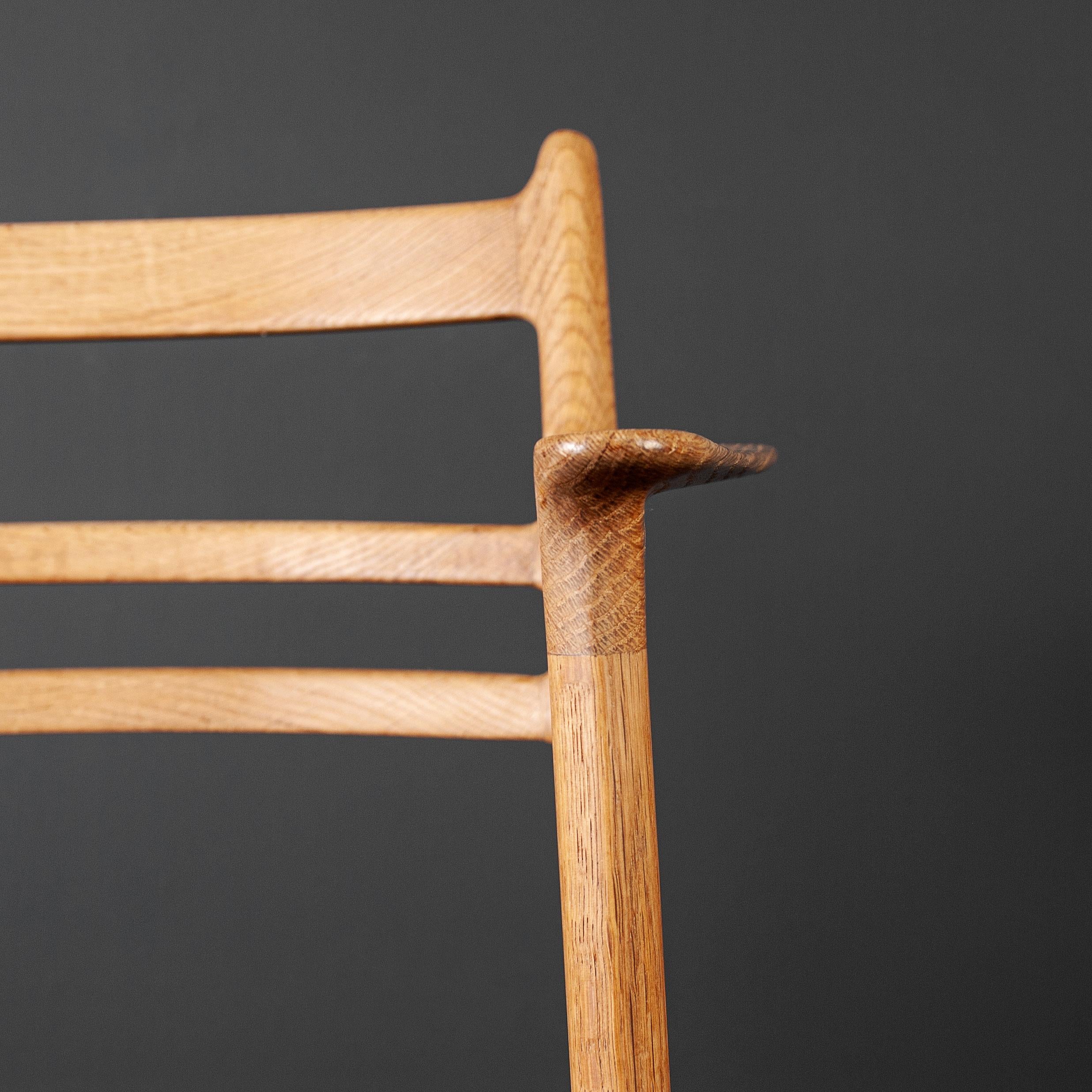Chaise scandinave unique en chêne et cuir, fabriquée à la main  en vente 4