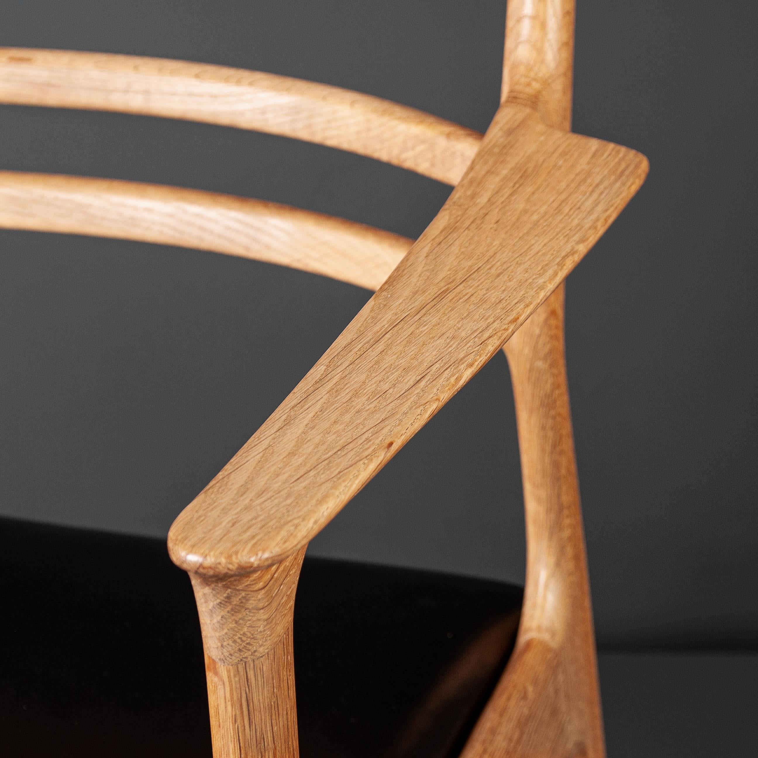 Chaise scandinave unique en chêne et cuir, fabriquée à la main  en vente 5