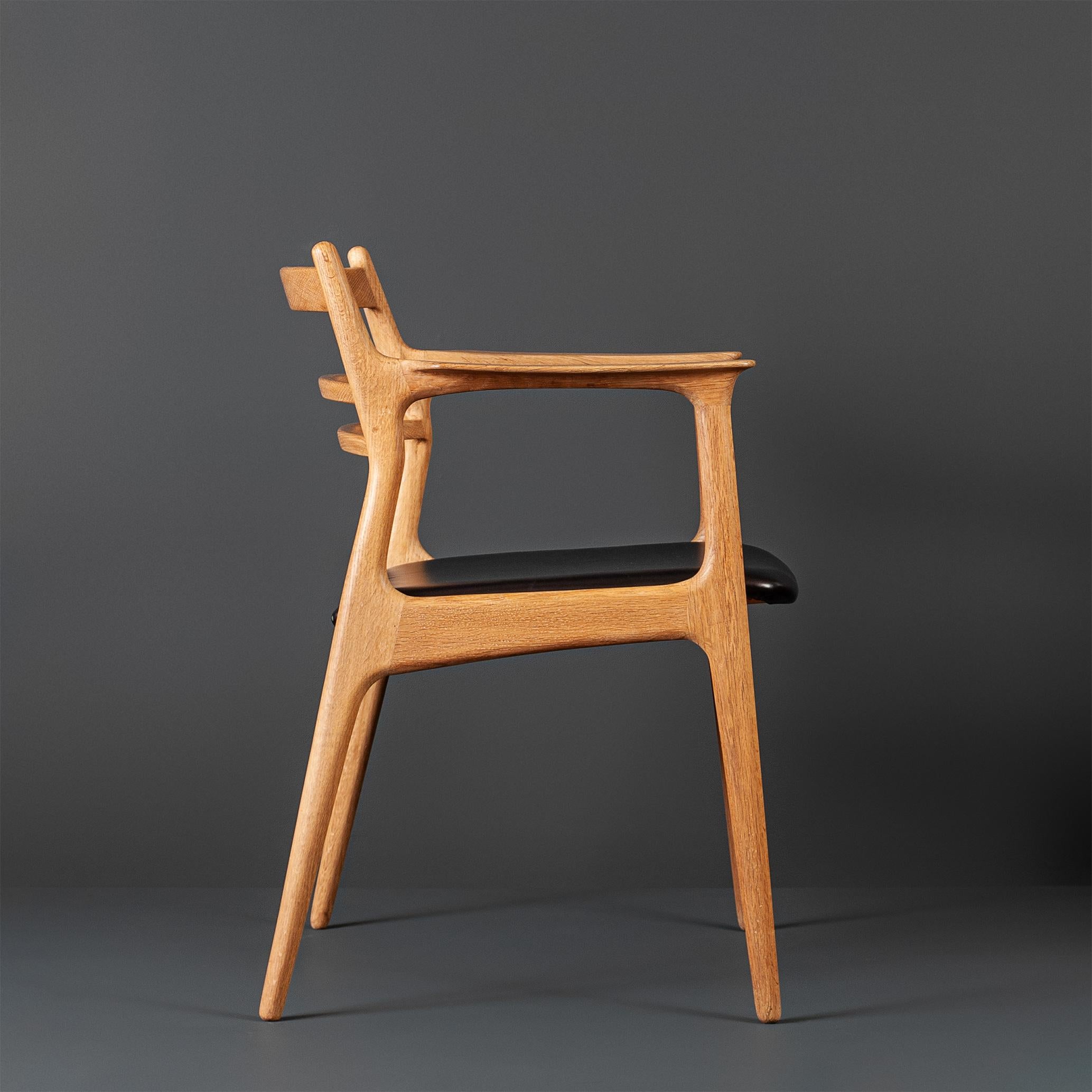 Chaise scandinave unique en chêne et cuir, fabriquée à la main  Bon état - En vente à London, GB