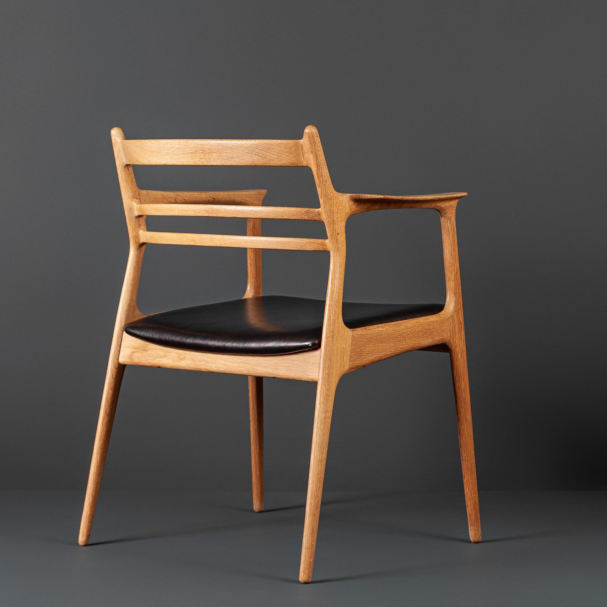 20ième siècle Chaise scandinave unique en chêne et cuir, fabriquée à la main  en vente