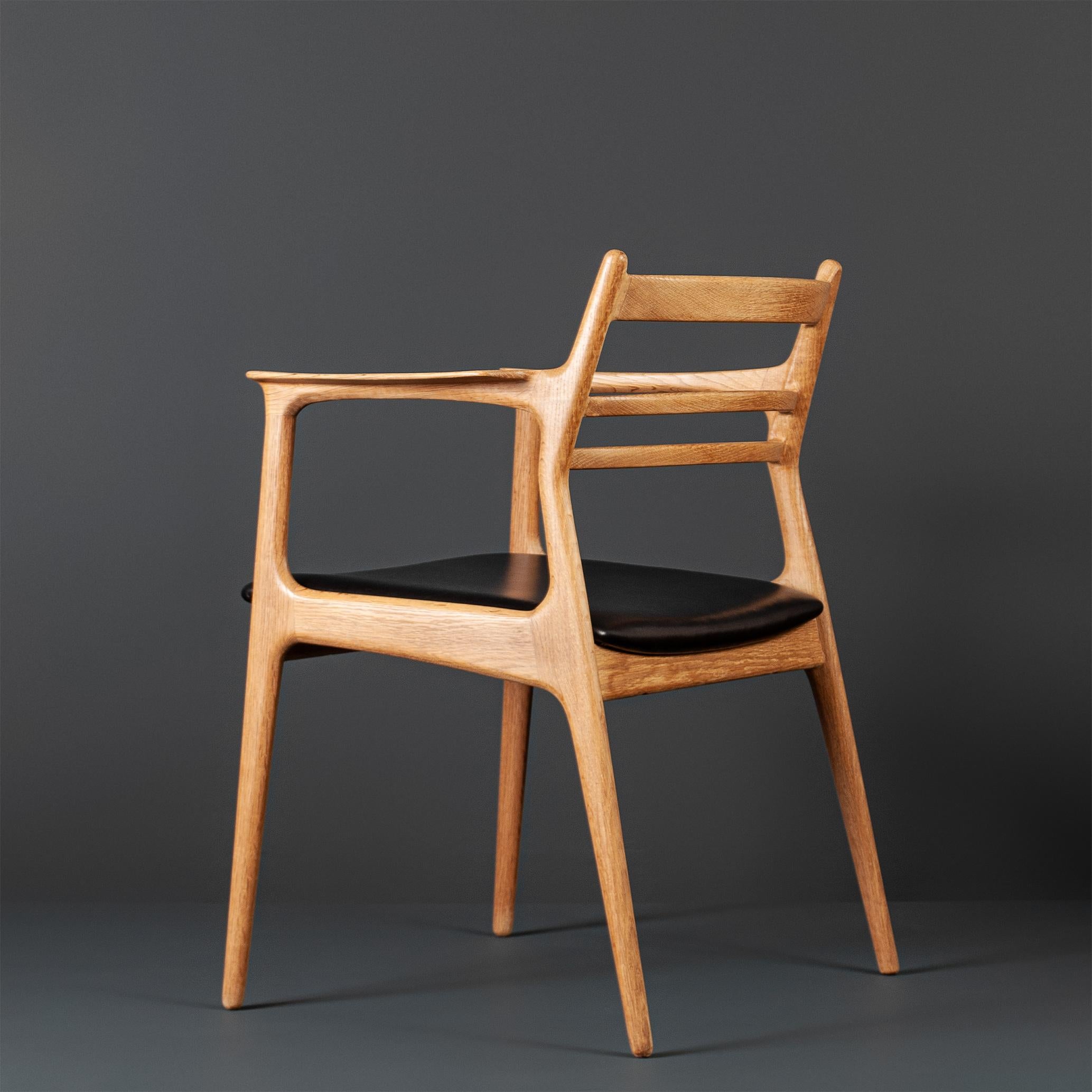 Cuir Chaise scandinave unique en chêne et cuir, fabriquée à la main  en vente