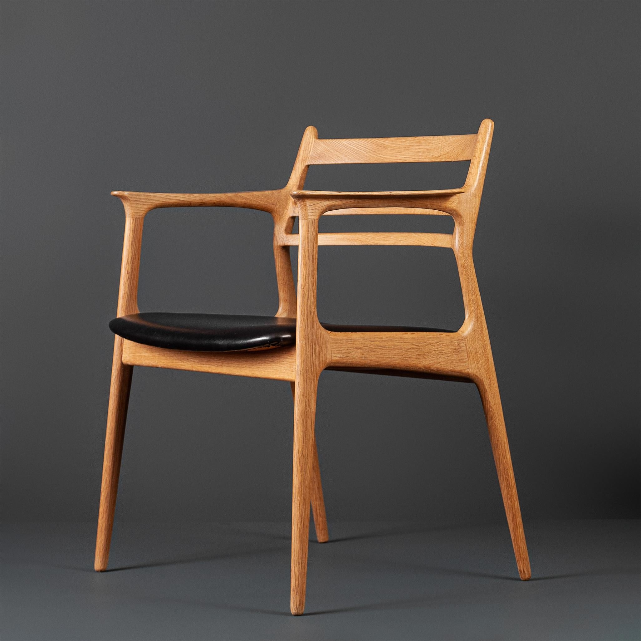 Chaise scandinave unique en chêne et cuir, fabriquée à la main  en vente 1