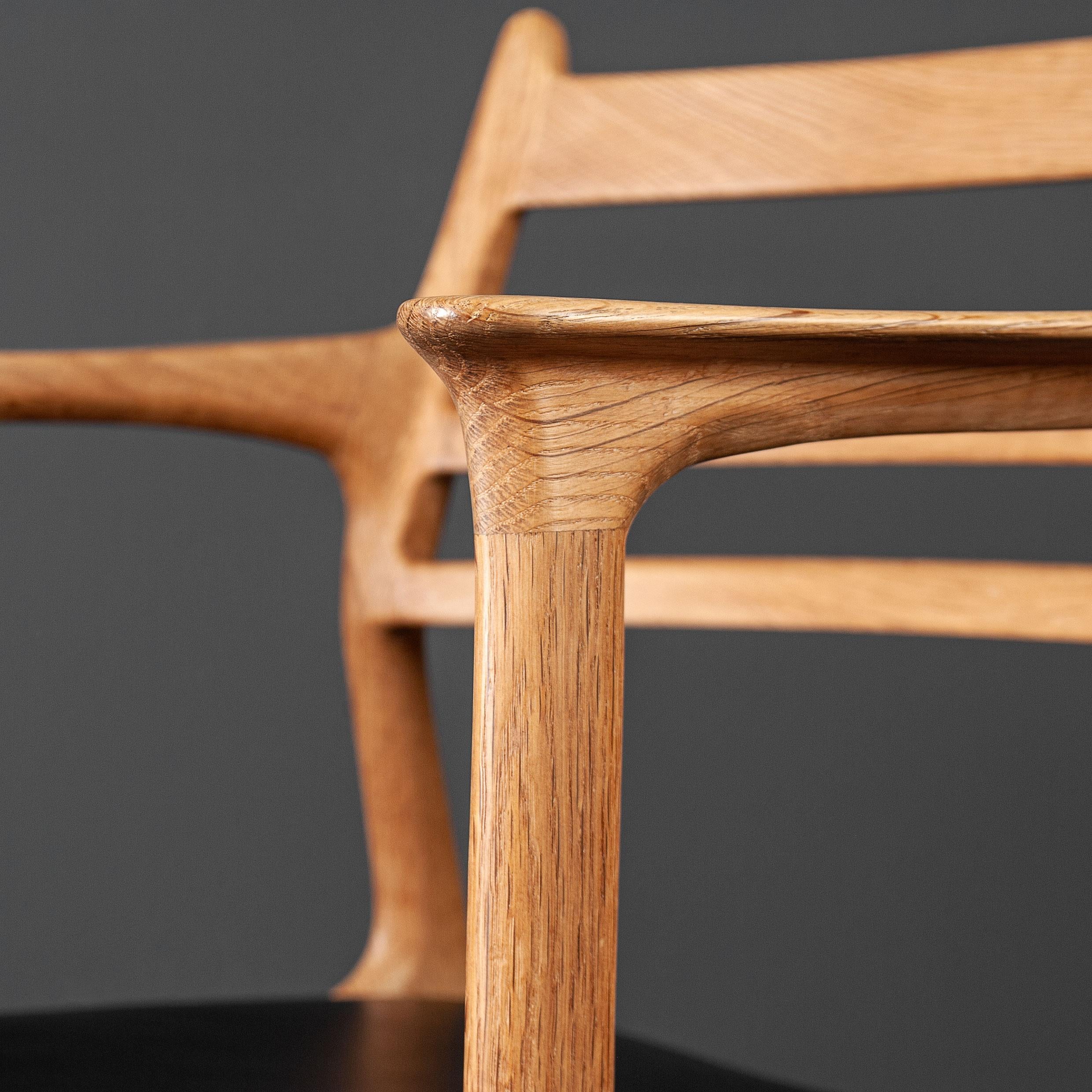 Chaise scandinave unique en chêne et cuir, fabriquée à la main  en vente 2