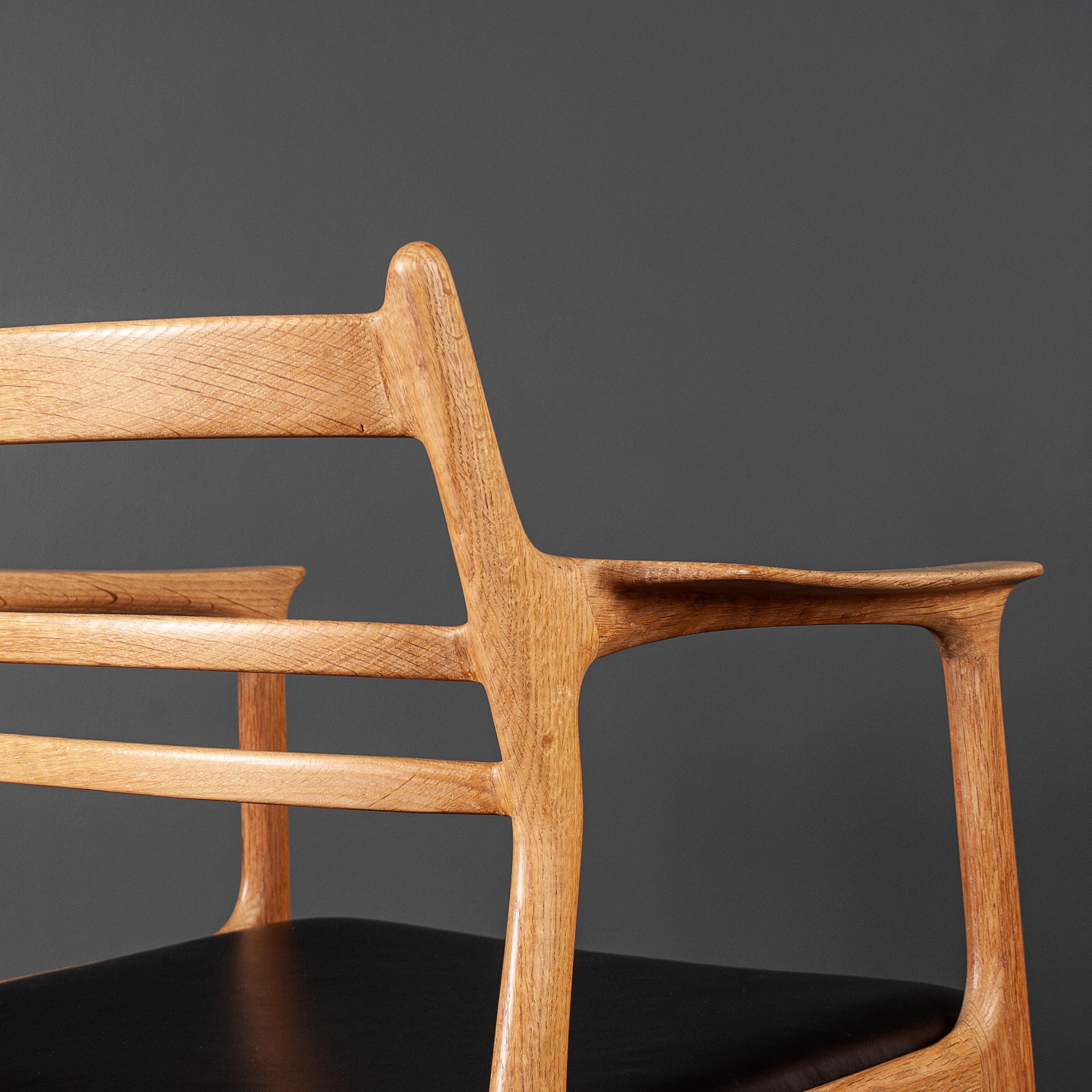 Chaise scandinave unique en chêne et cuir, fabriquée à la main  en vente 3