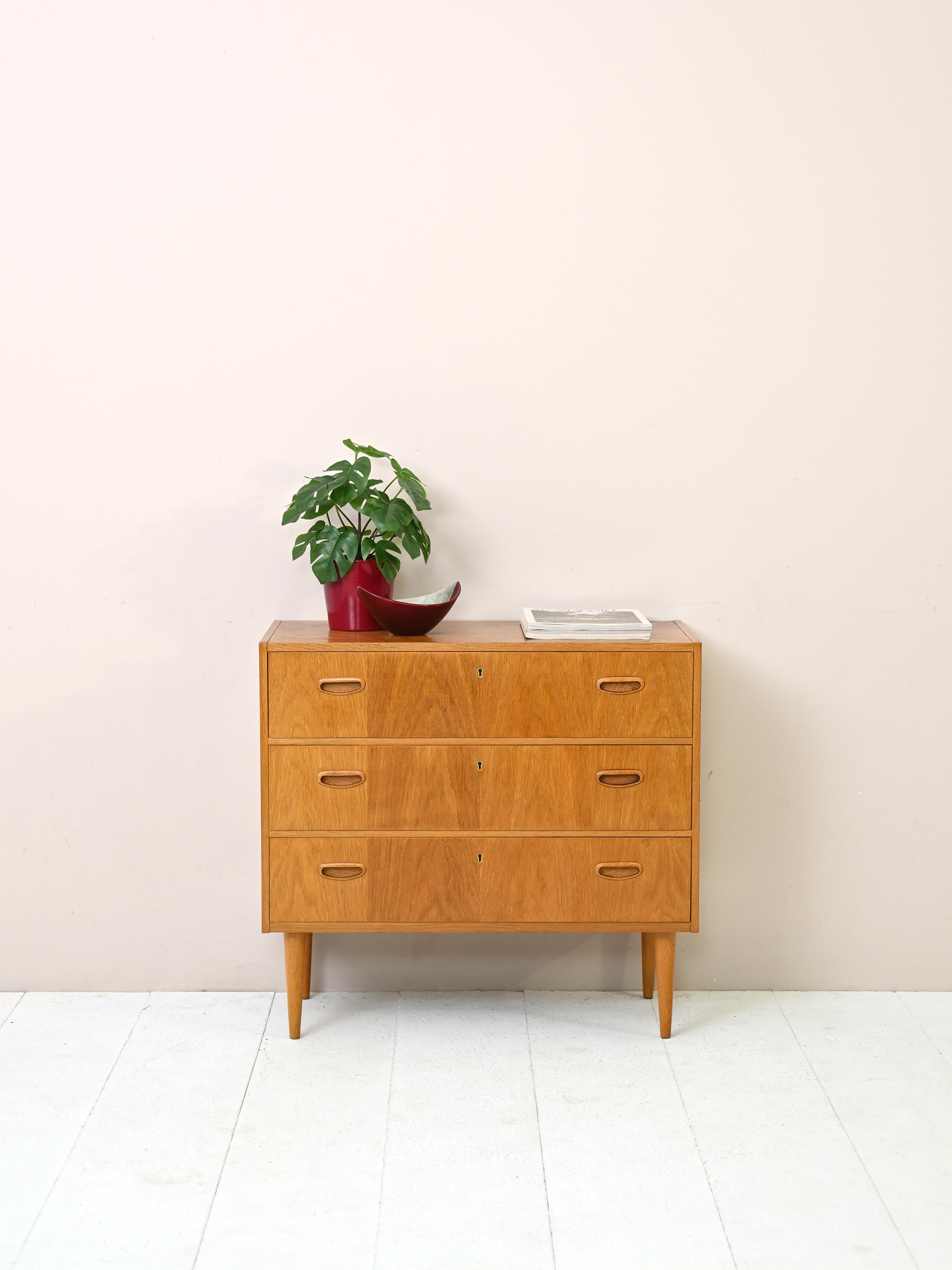1960s cabinet with drawers.
Simple design and attention to detail the elements that characterize this piece of furniture of
Nordic manufacture. The three drawers have a lock and handle carved in wood.
Tapered, tapered legs give lightness to