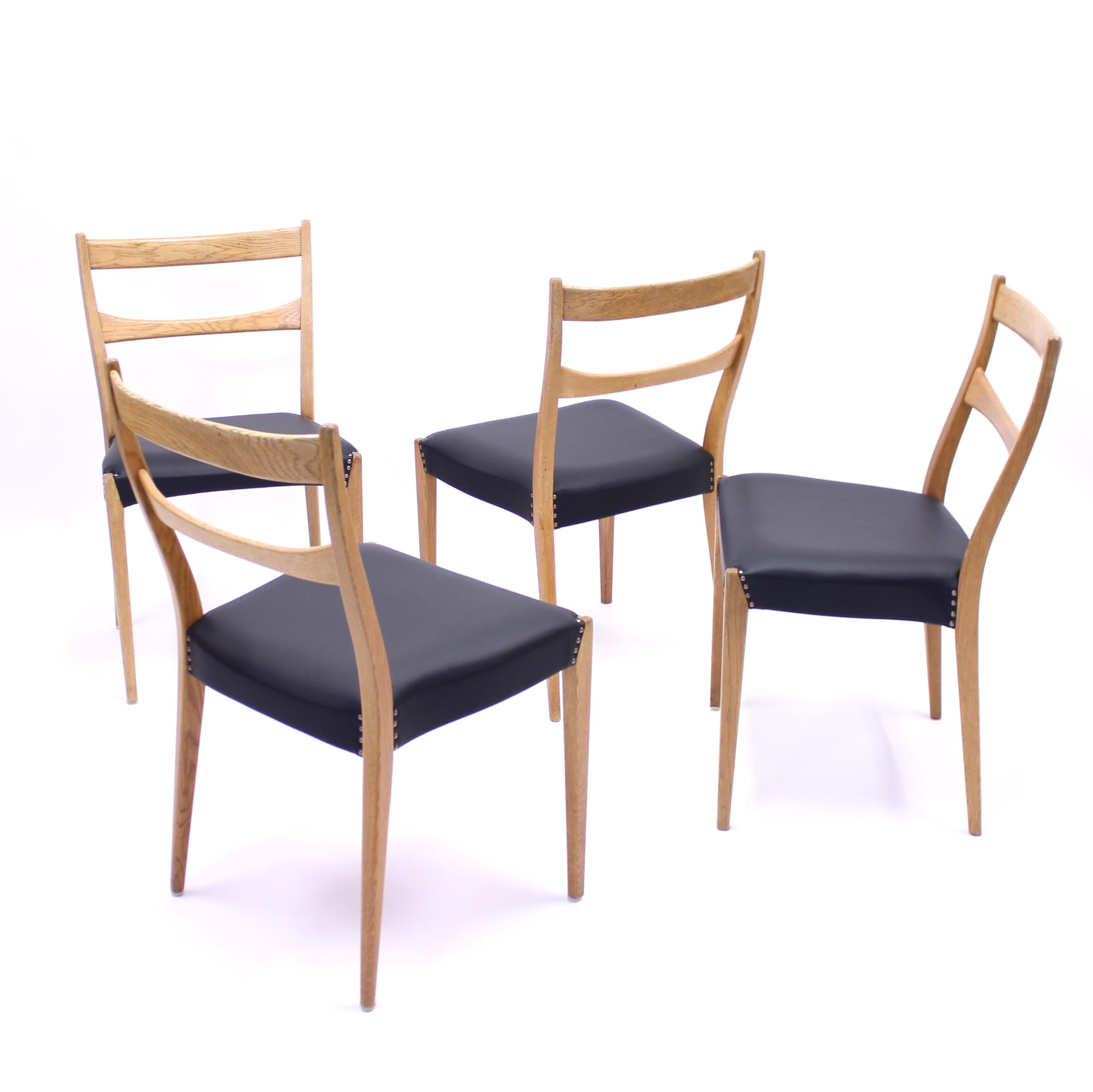 Chaises de salle à manger scandinaves en chêne avec sièges en cuir noir, années 1950 en vente 3