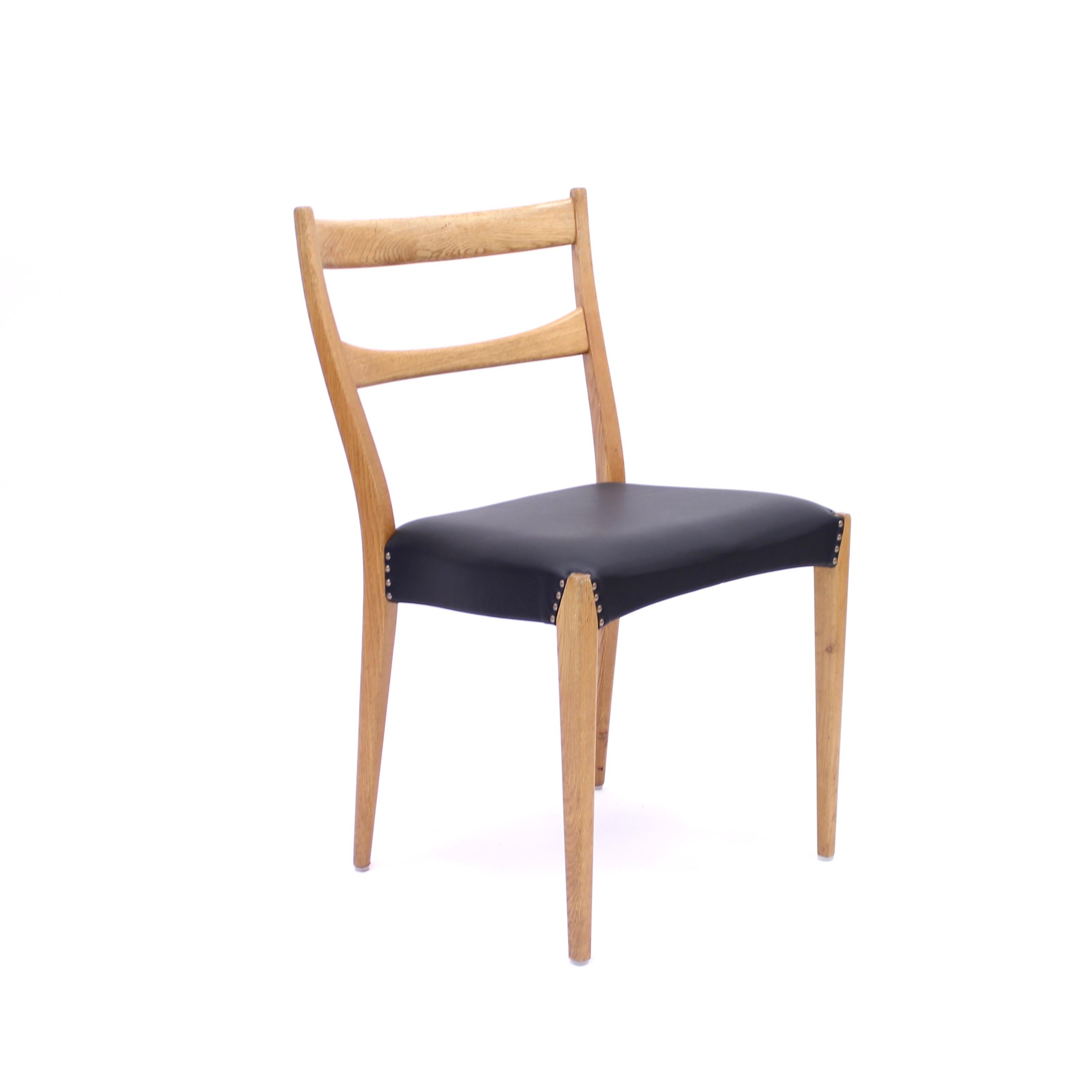 Chaises de salle à manger scandinaves en chêne avec sièges en cuir noir, années 1950 en vente 4