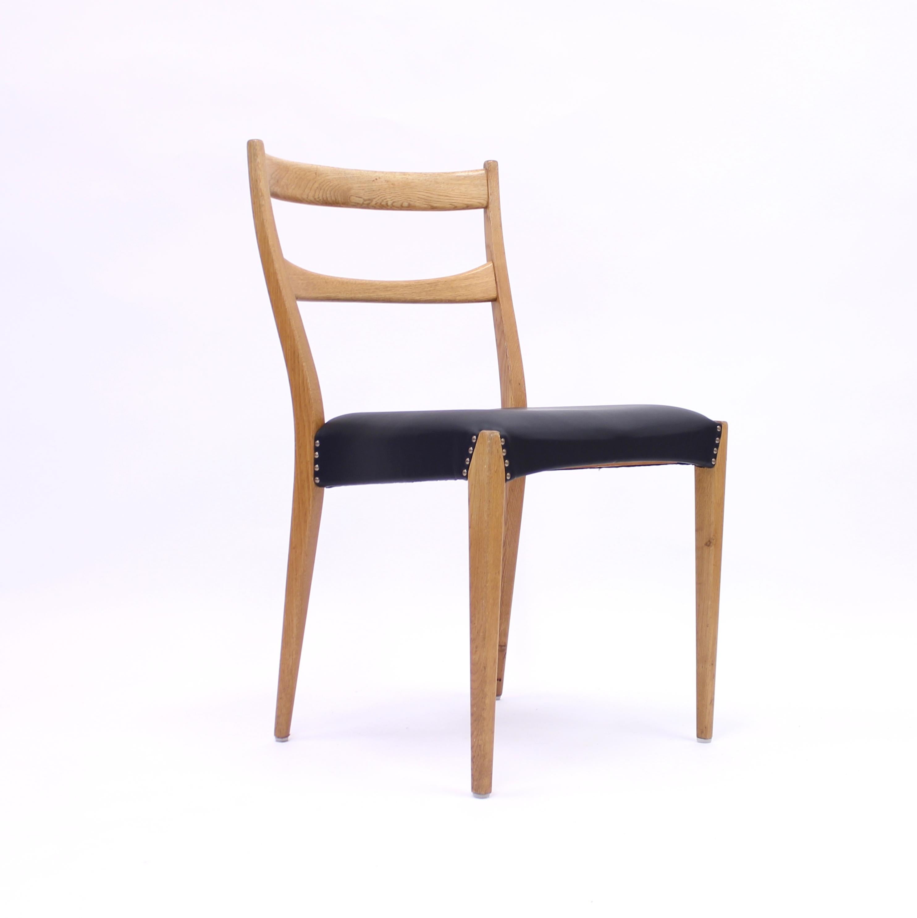 Scandinavian Oak Dining Chairs with Black Leather Seats, 1950s For Sale 3