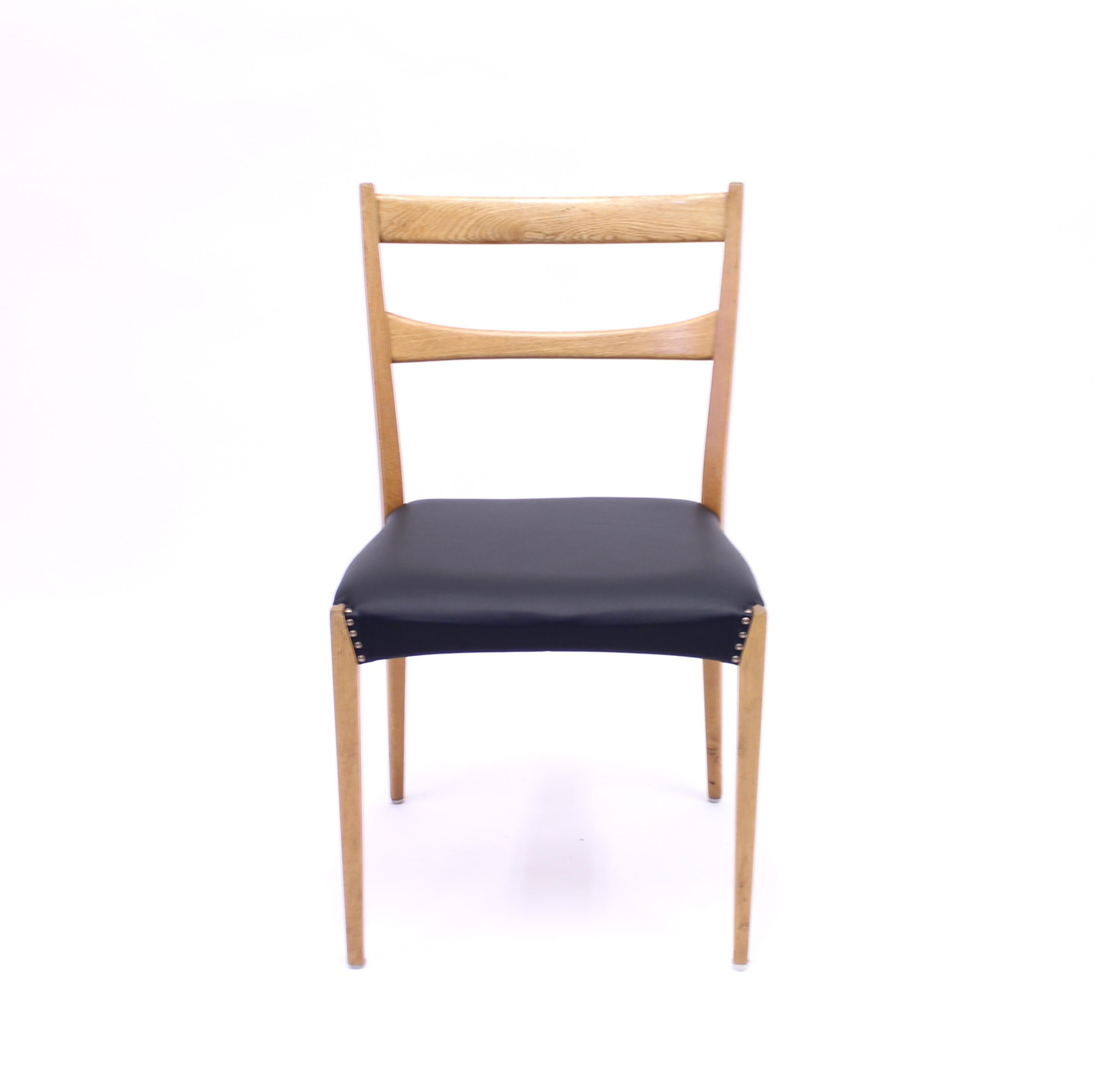 Scandinavian Oak Dining Chairs with Black Leather Seats, 1950s For Sale 5