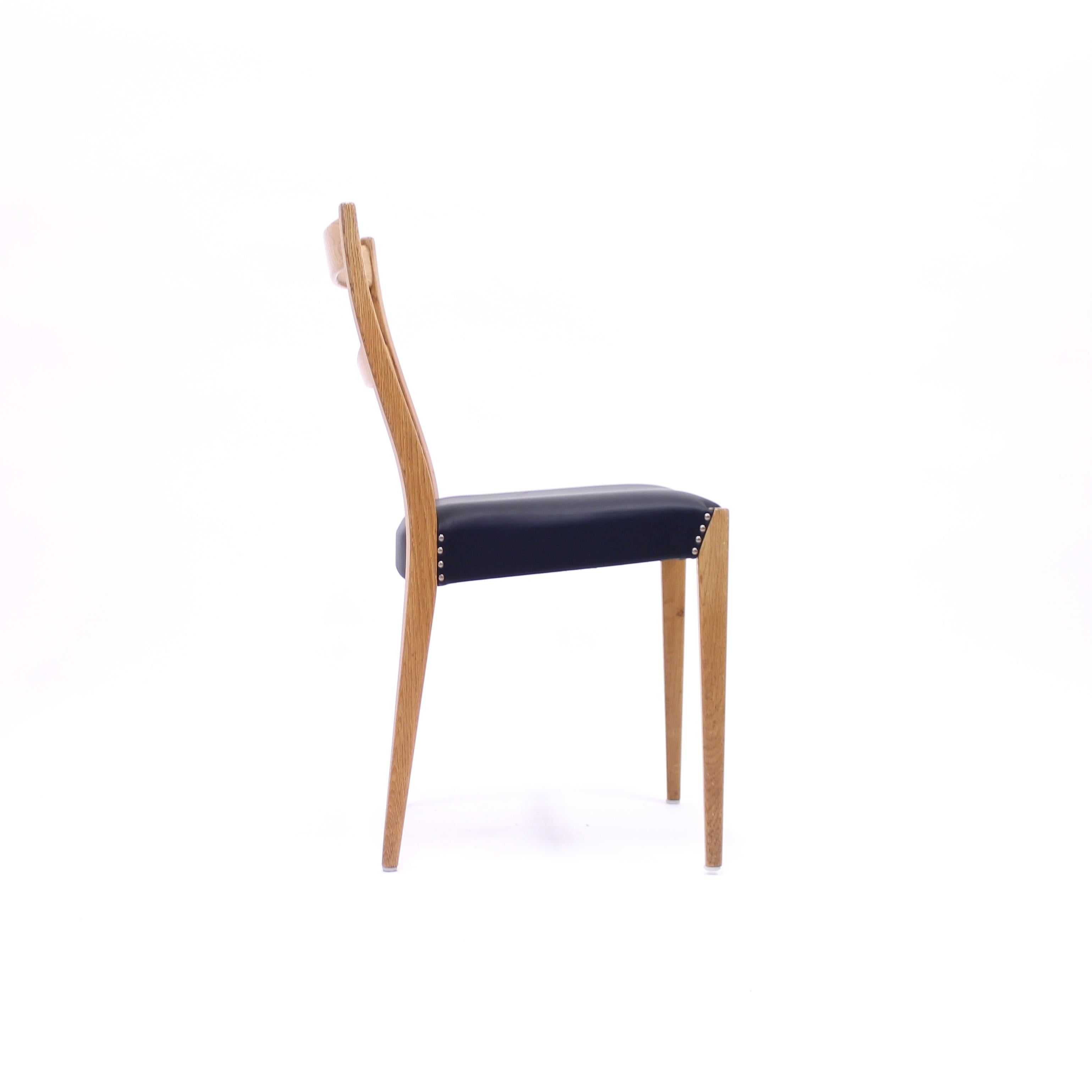 Chaises de salle à manger scandinaves en chêne avec sièges en cuir noir, années 1950 en vente 8