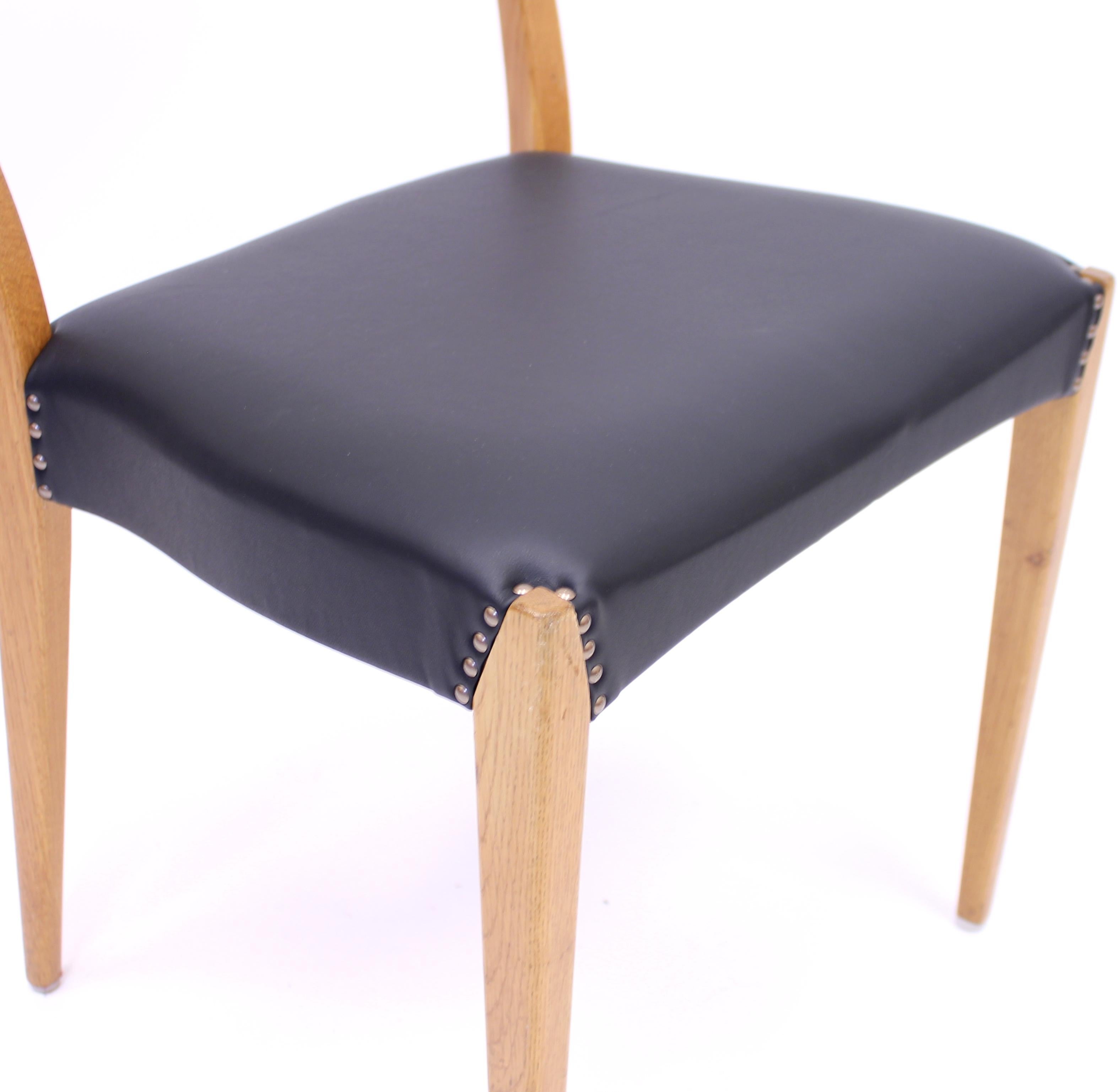 Chaises de salle à manger scandinaves en chêne avec sièges en cuir noir, années 1950 en vente 11