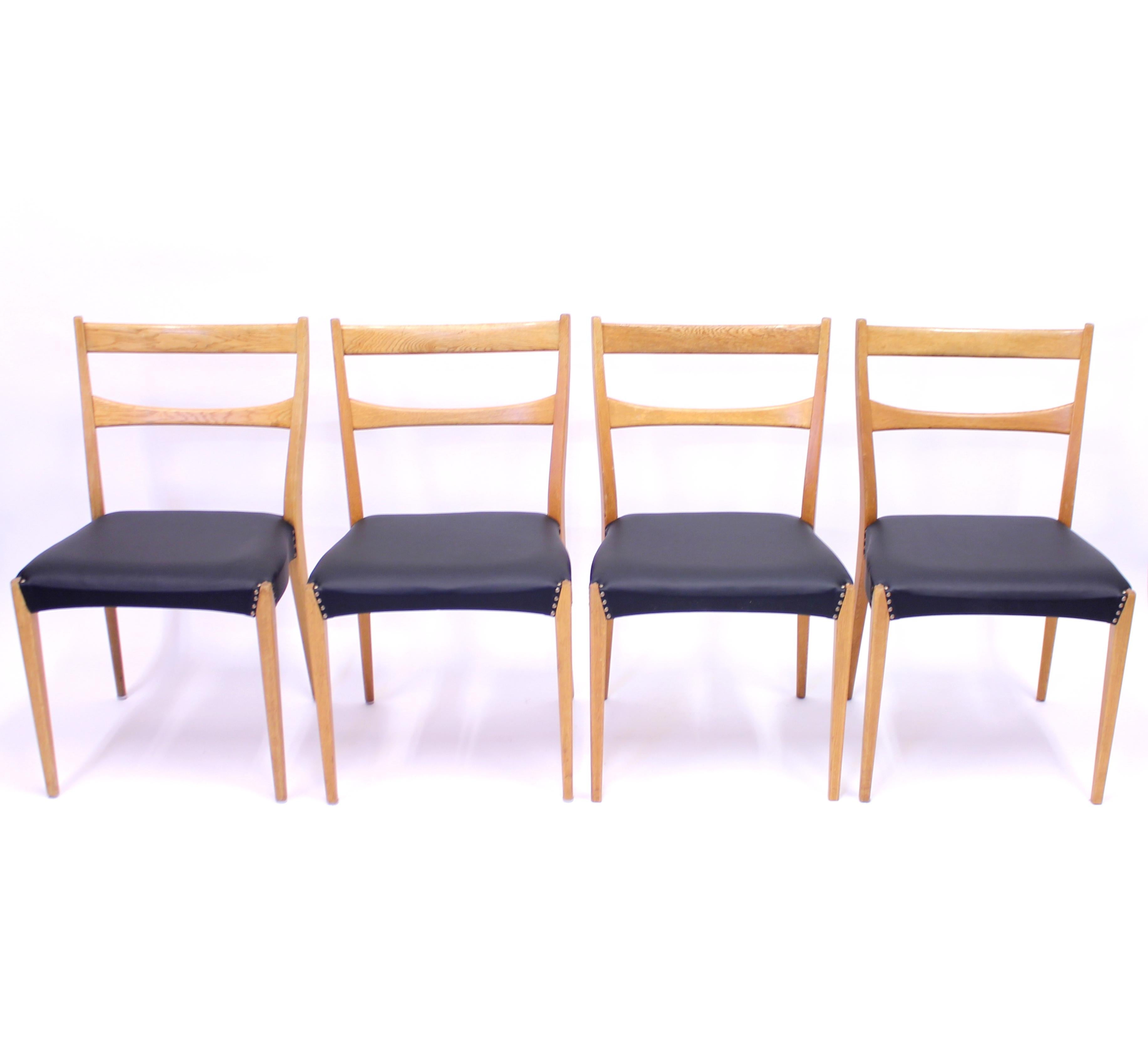 Scandinave moderne Chaises de salle à manger scandinaves en chêne avec sièges en cuir noir, années 1950 en vente