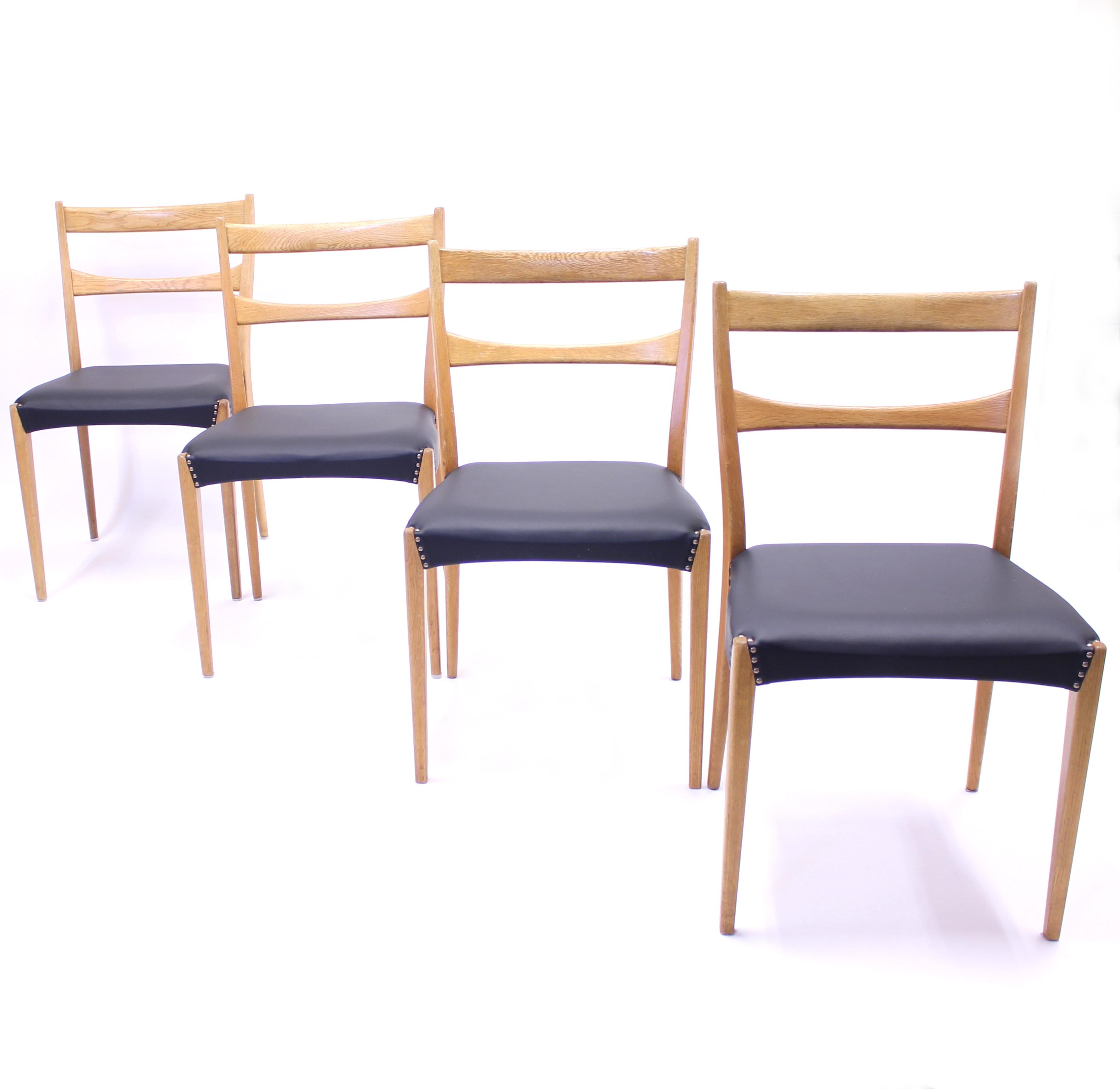 Suédois Chaises de salle à manger scandinaves en chêne avec sièges en cuir noir, années 1950 en vente