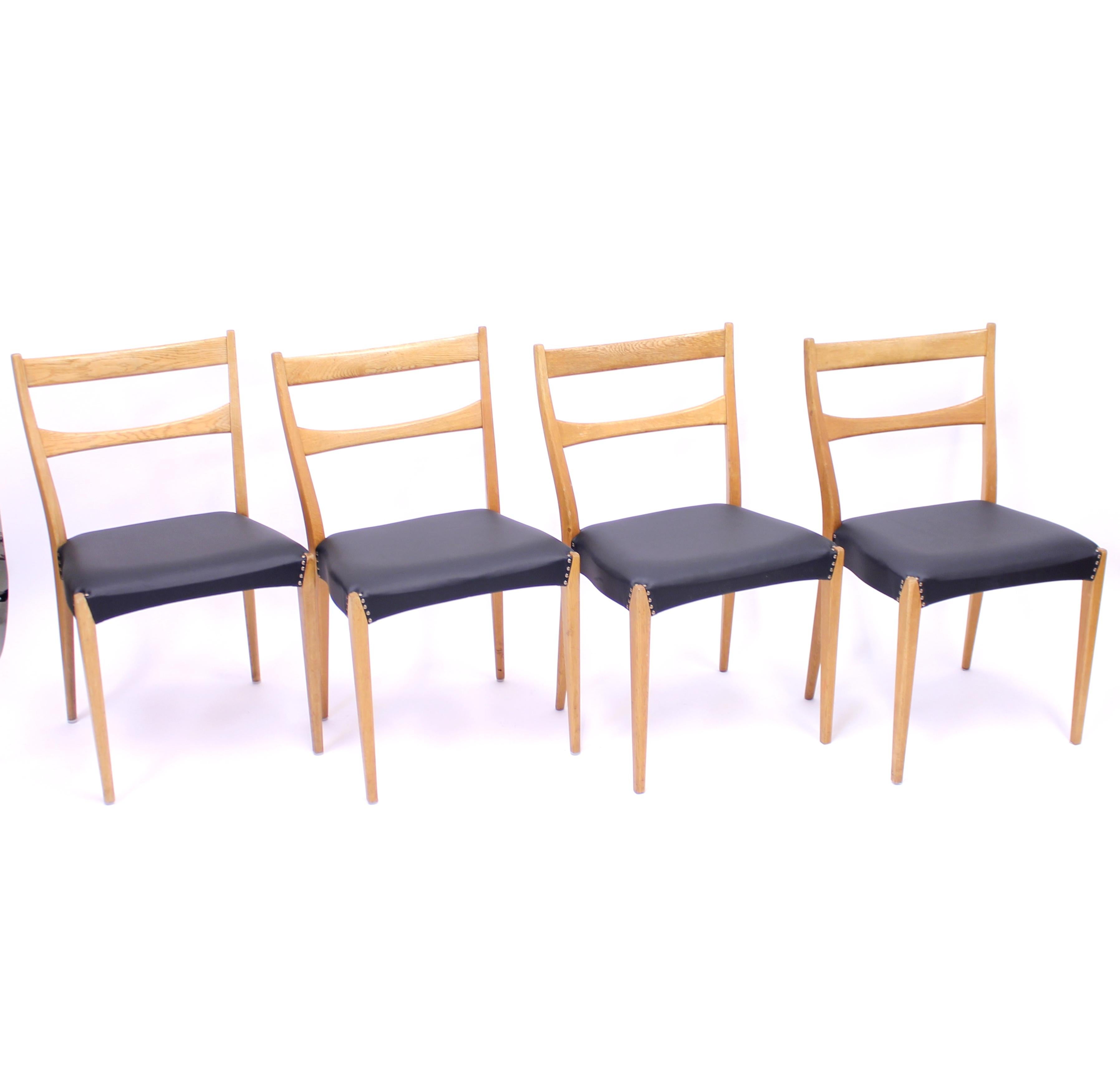 Skandinavische Esszimmerstühle aus Eiche mit schwarzen Ledersitzen, 1950er Jahre im Zustand „Gut“ im Angebot in Uppsala, SE