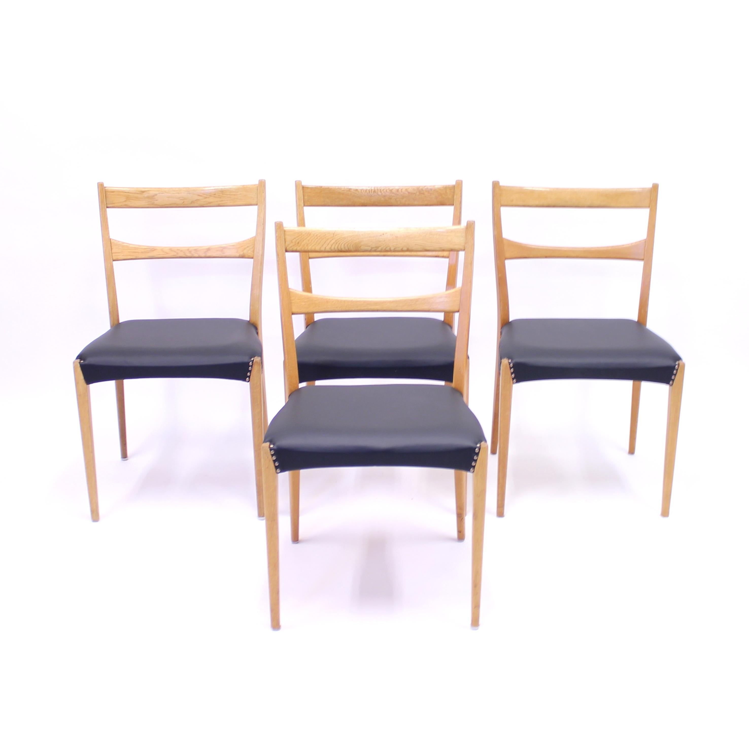 Chaises de salle à manger scandinaves en chêne avec sièges en cuir noir, années 1950 en vente 1