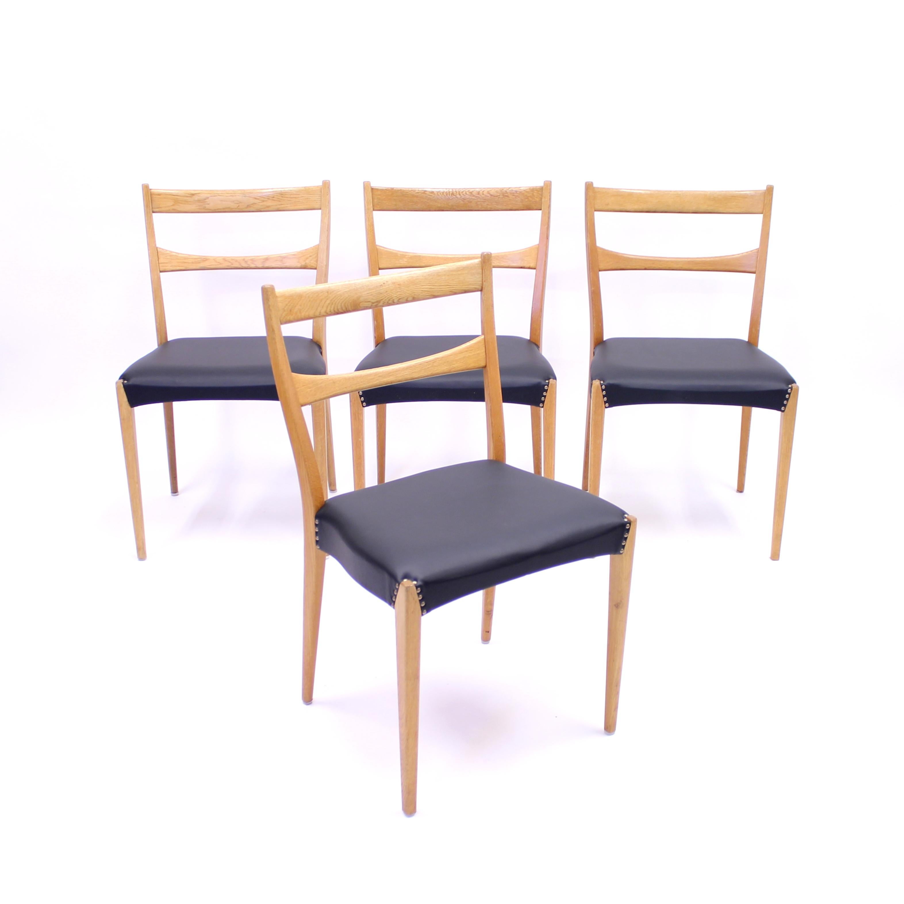 Chaises de salle à manger scandinaves en chêne avec sièges en cuir noir, années 1950 en vente 2