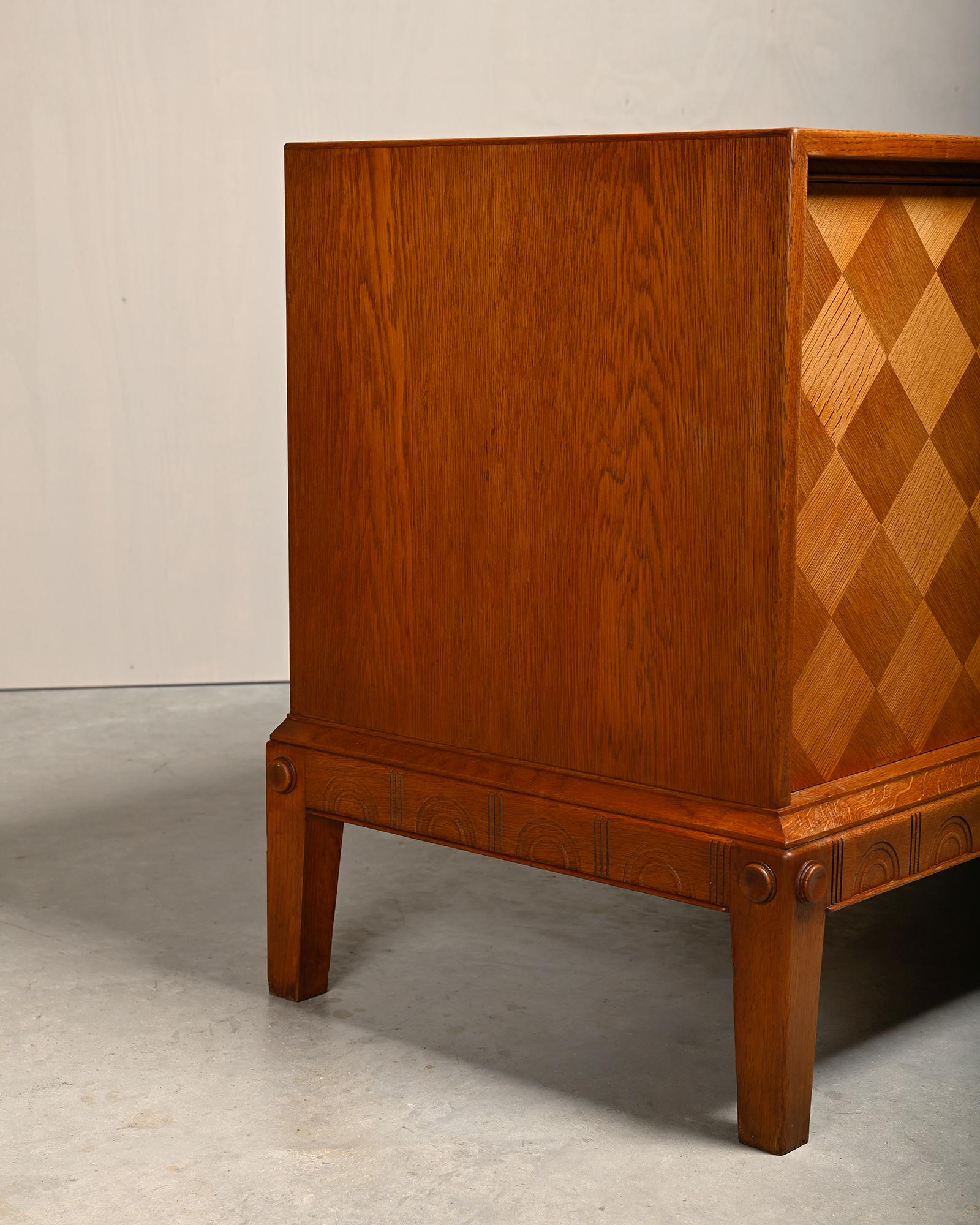 Credenza scandinava in Oak con pannello intagliato raffigurante Mercurio, Svezia, anni '60 in vendita 7