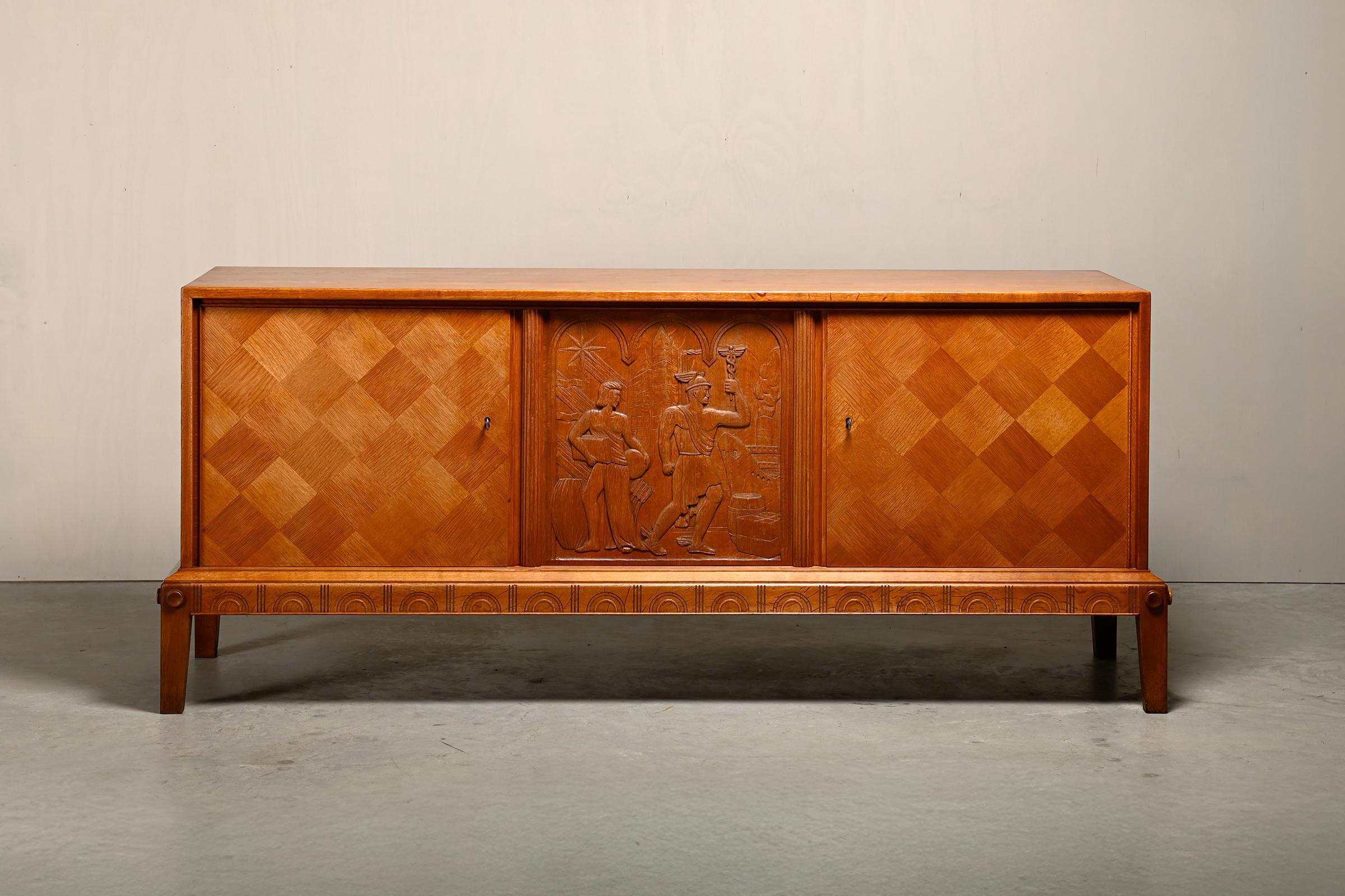 Scandinavo moderno Credenza scandinava in Oak con pannello intagliato raffigurante Mercurio, Svezia, anni '60 in vendita