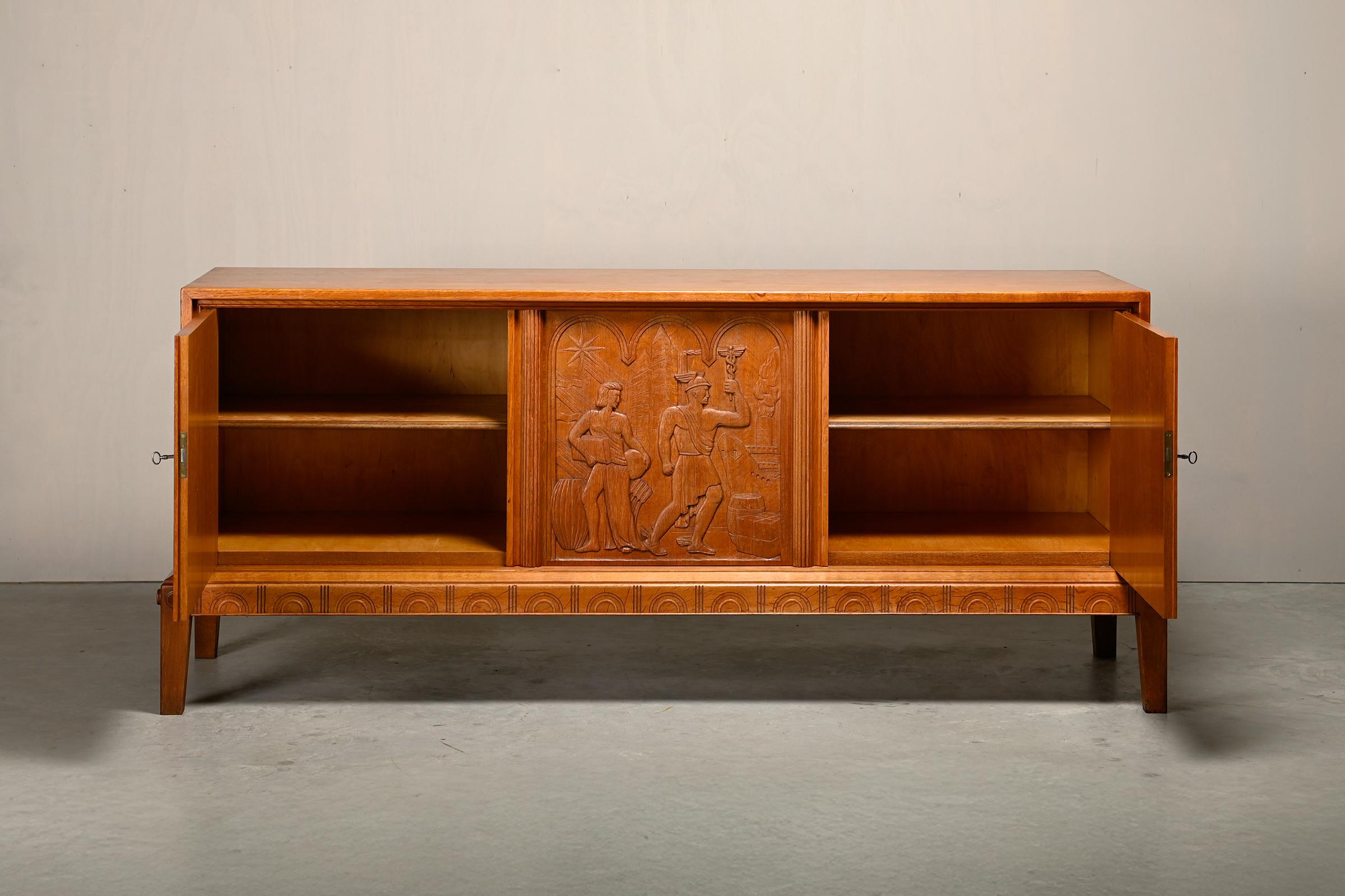 Svedese Credenza scandinava in Oak con pannello intagliato raffigurante Mercurio, Svezia, anni '60 in vendita