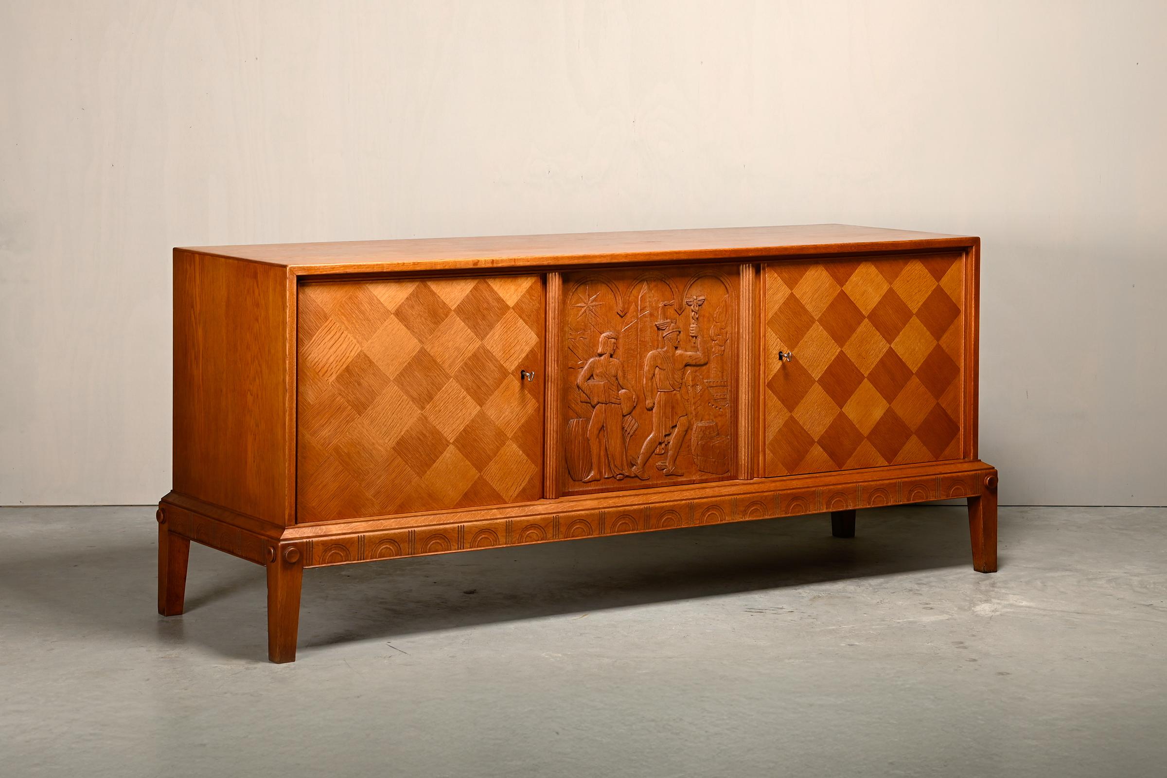 Impiallacciato Credenza scandinava in Oak con pannello intagliato raffigurante Mercurio, Svezia, anni '60 in vendita