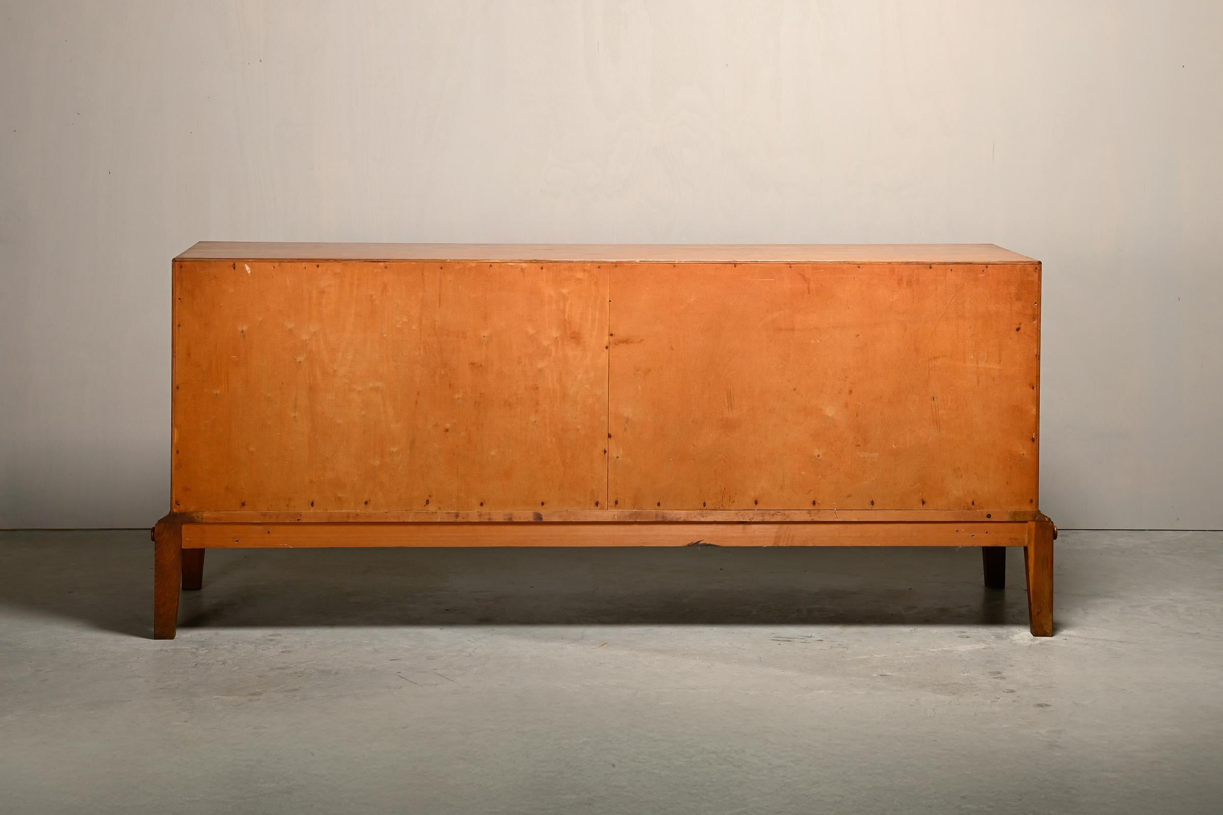 Credenza scandinava in Oak con pannello intagliato raffigurante Mercurio, Svezia, anni '60 In condizioni buone in vendita a Amsterdam, NL