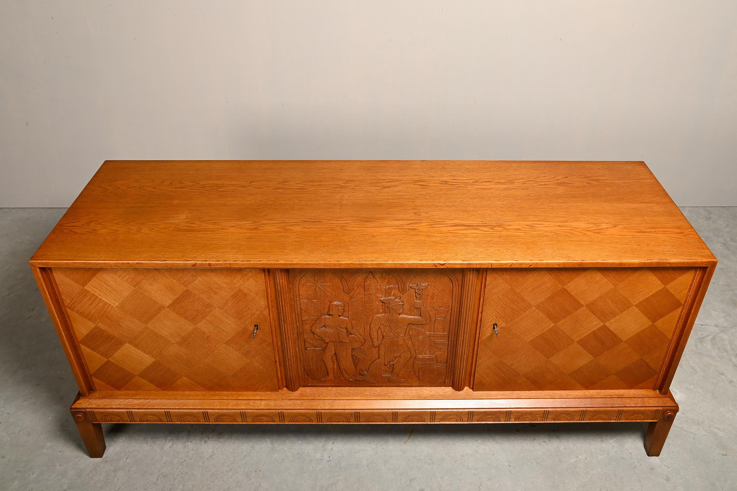 XX secolo Credenza scandinava in Oak con pannello intagliato raffigurante Mercurio, Svezia, anni '60 in vendita