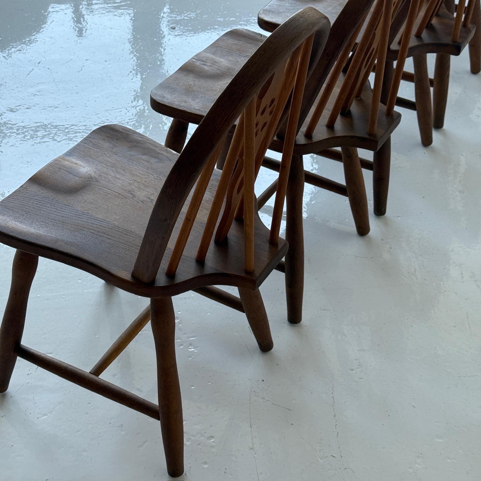 Metà XX secolo Sedie da pranzo con schienale a fuso in Oak scandinavo in vendita