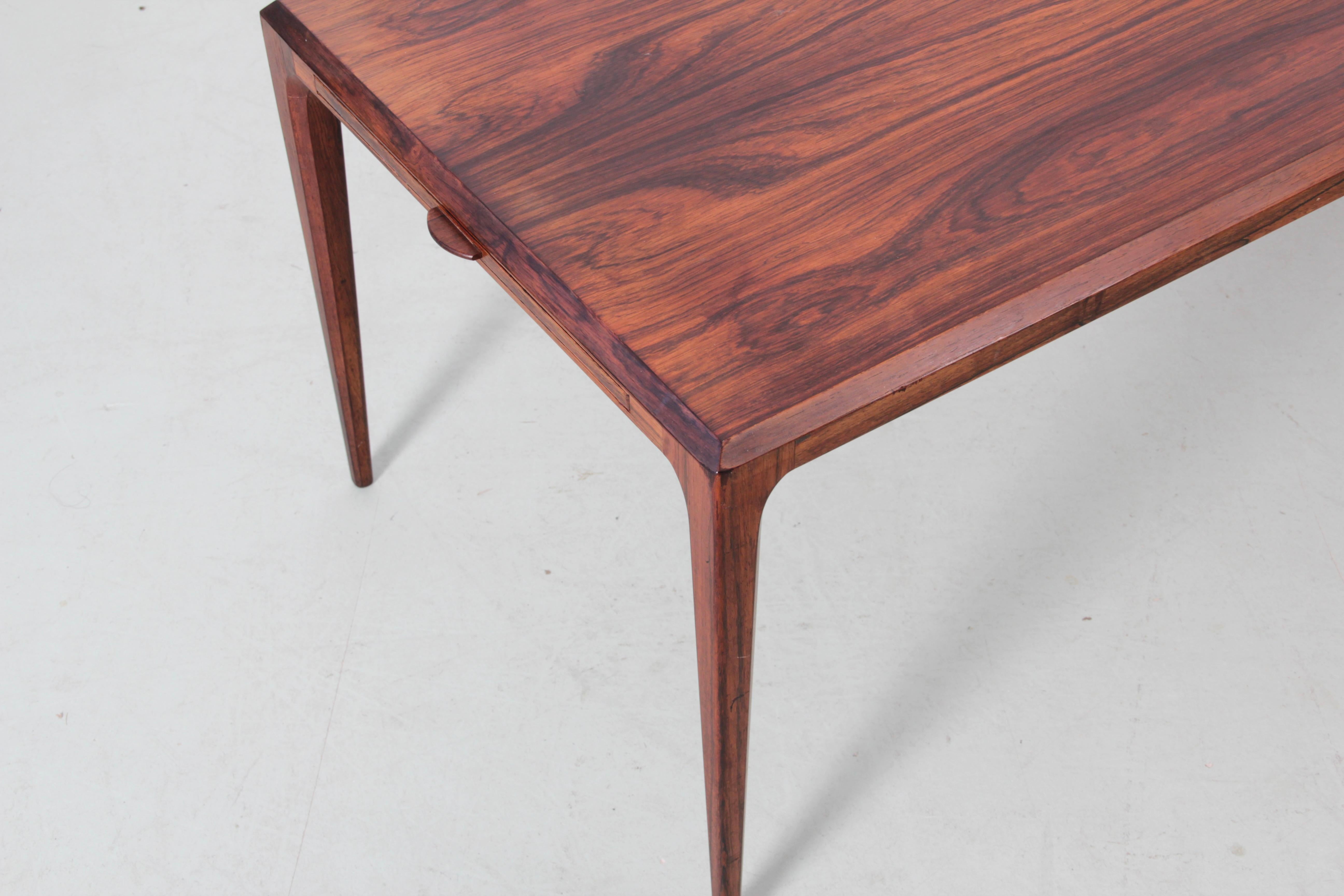 Mesa auxiliar escandinava de palisandro diseñada por Johannes Andersen Escandinavo moderno en venta