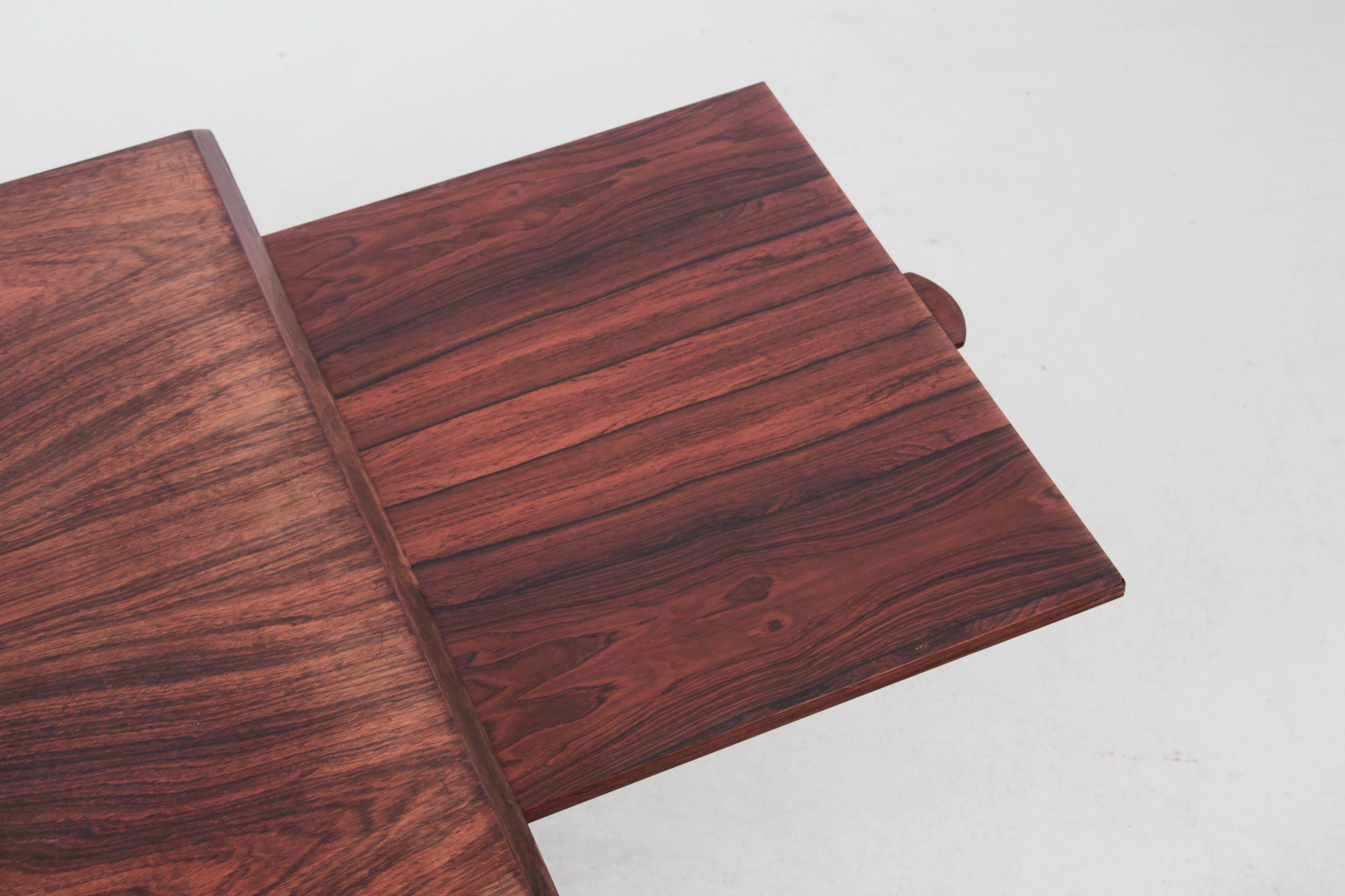Mesa auxiliar escandinava de palisandro diseñada por Johannes Andersen mediados del siglo XX en venta