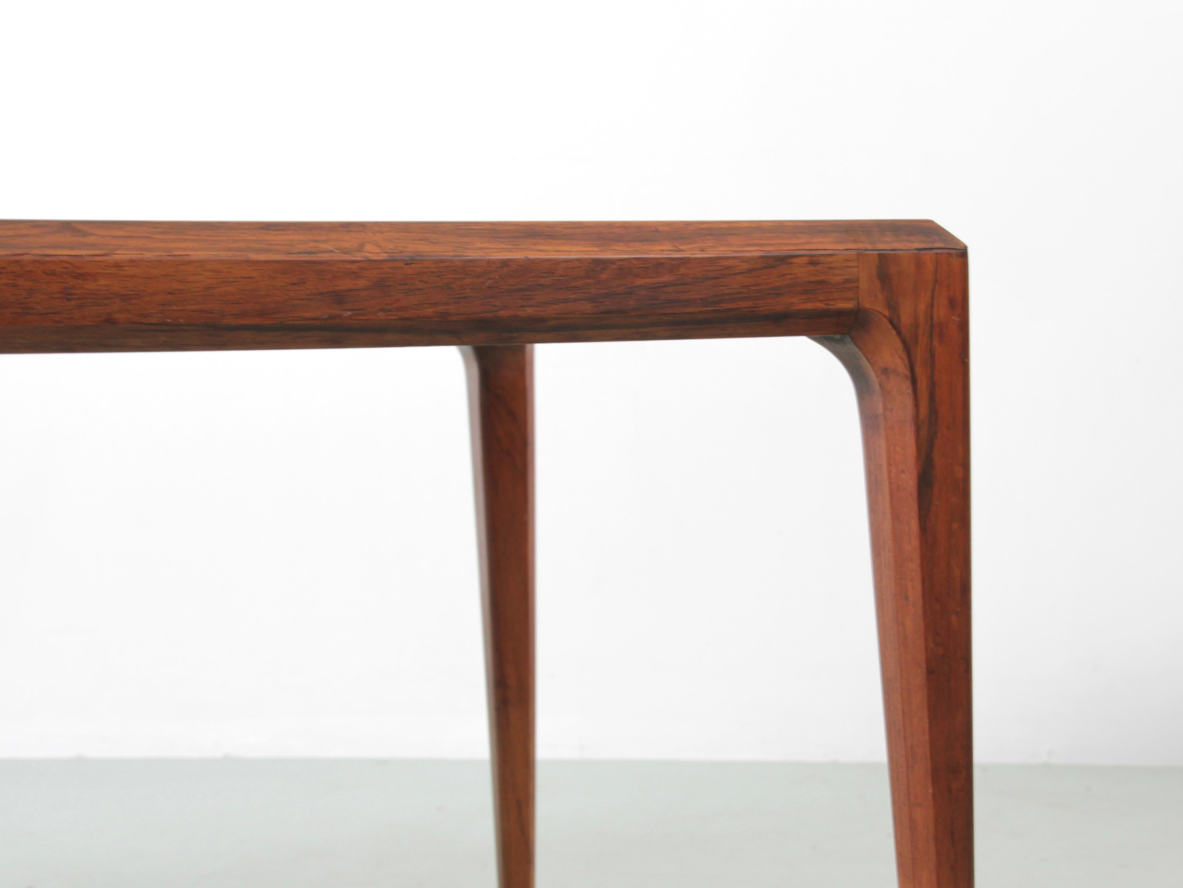 Mesa auxiliar escandinava de palisandro diseñada por Johannes Andersen Teca en venta