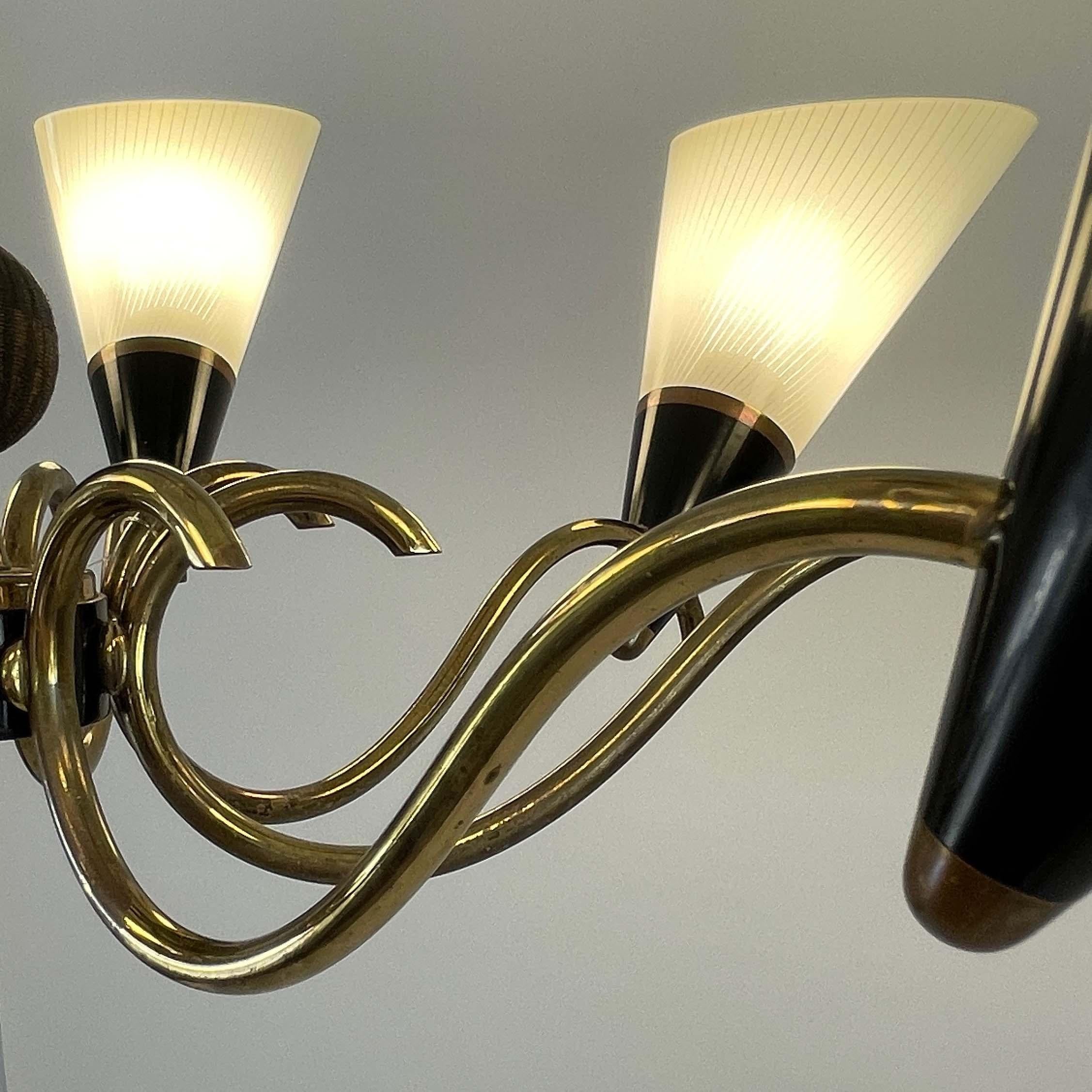 Lustre scandinave à 8 lumières en verre opalin et laiton, Finlande, années 1950 en vente 3