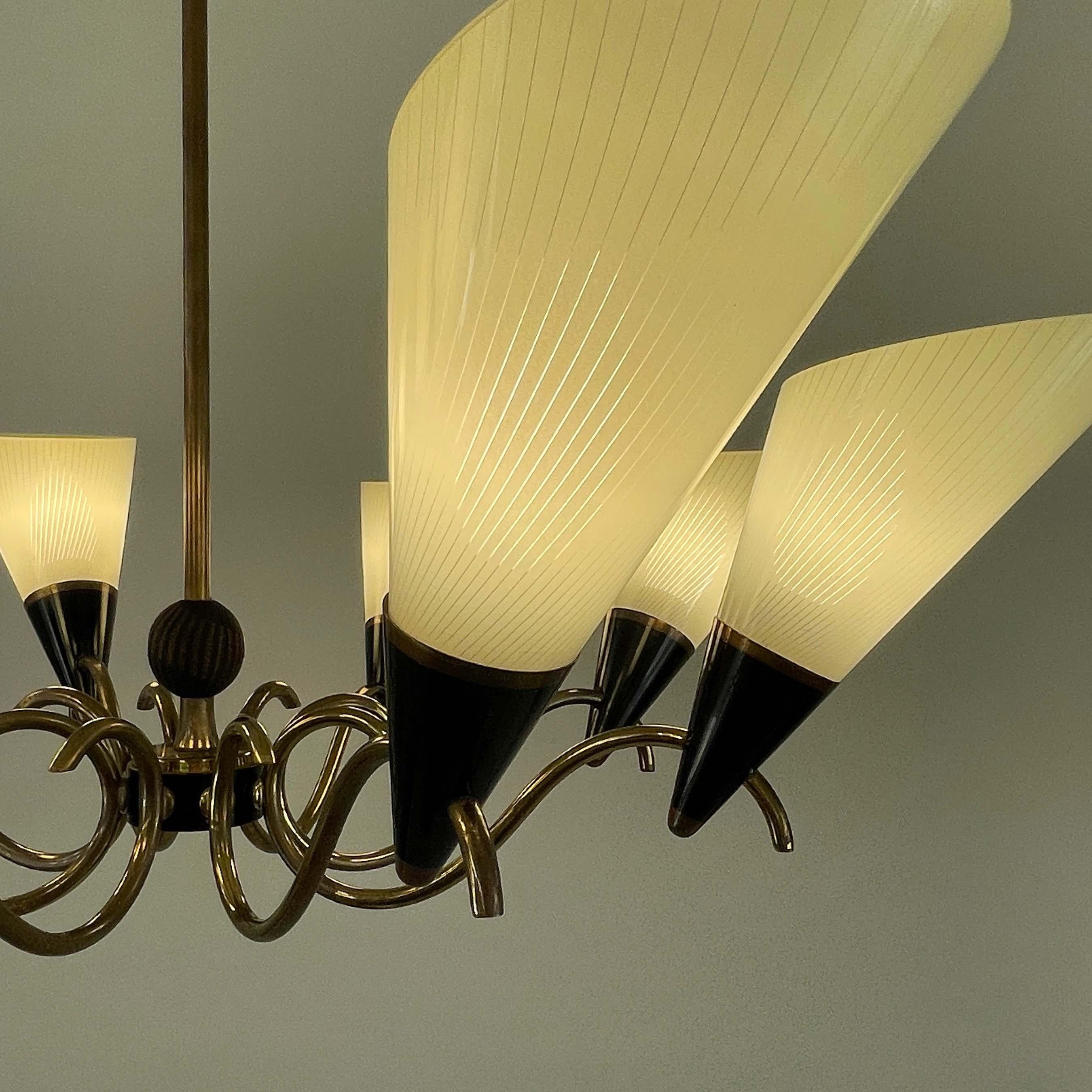 Lustre scandinave à 8 lumières en verre opalin et laiton, Finlande, années 1950 en vente 4