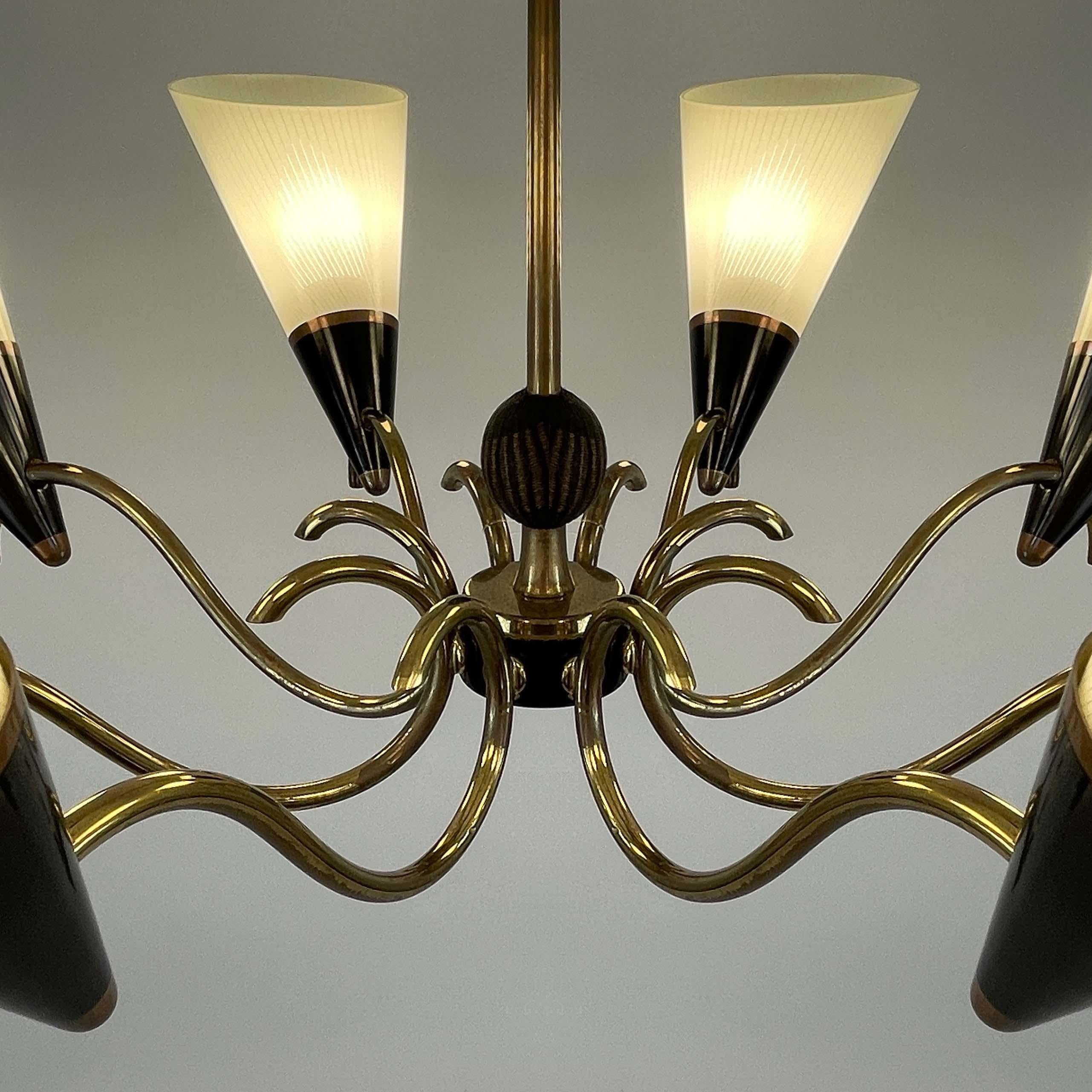 Lustre scandinave à 8 lumières en verre opalin et laiton, Finlande, années 1950 en vente 5