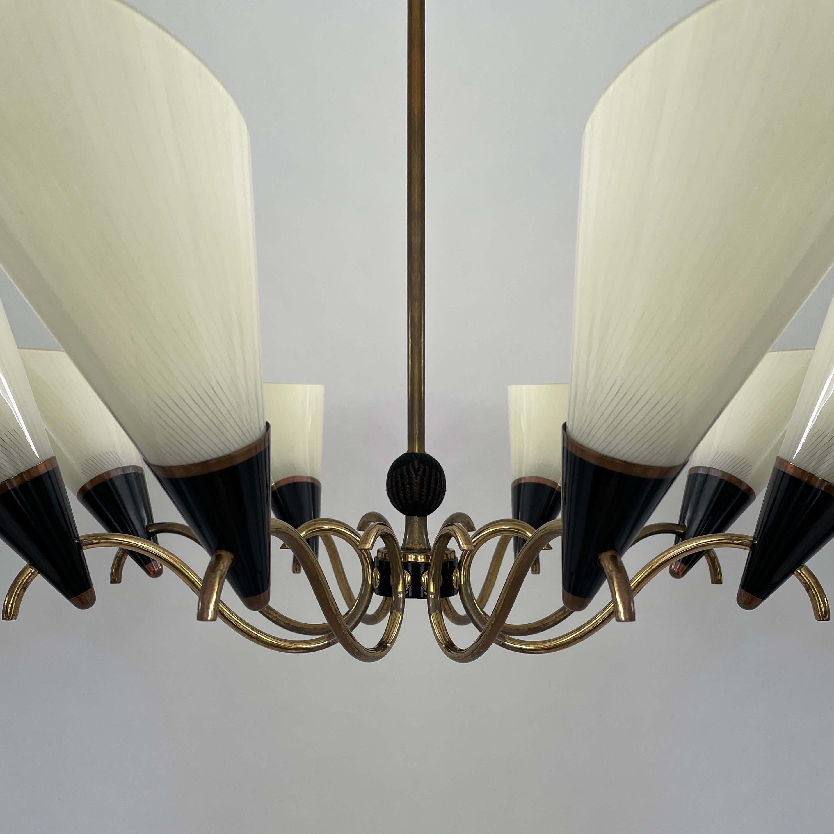 Lustre scandinave à 8 lumières en verre opalin et laiton, Finlande, années 1950 en vente 6