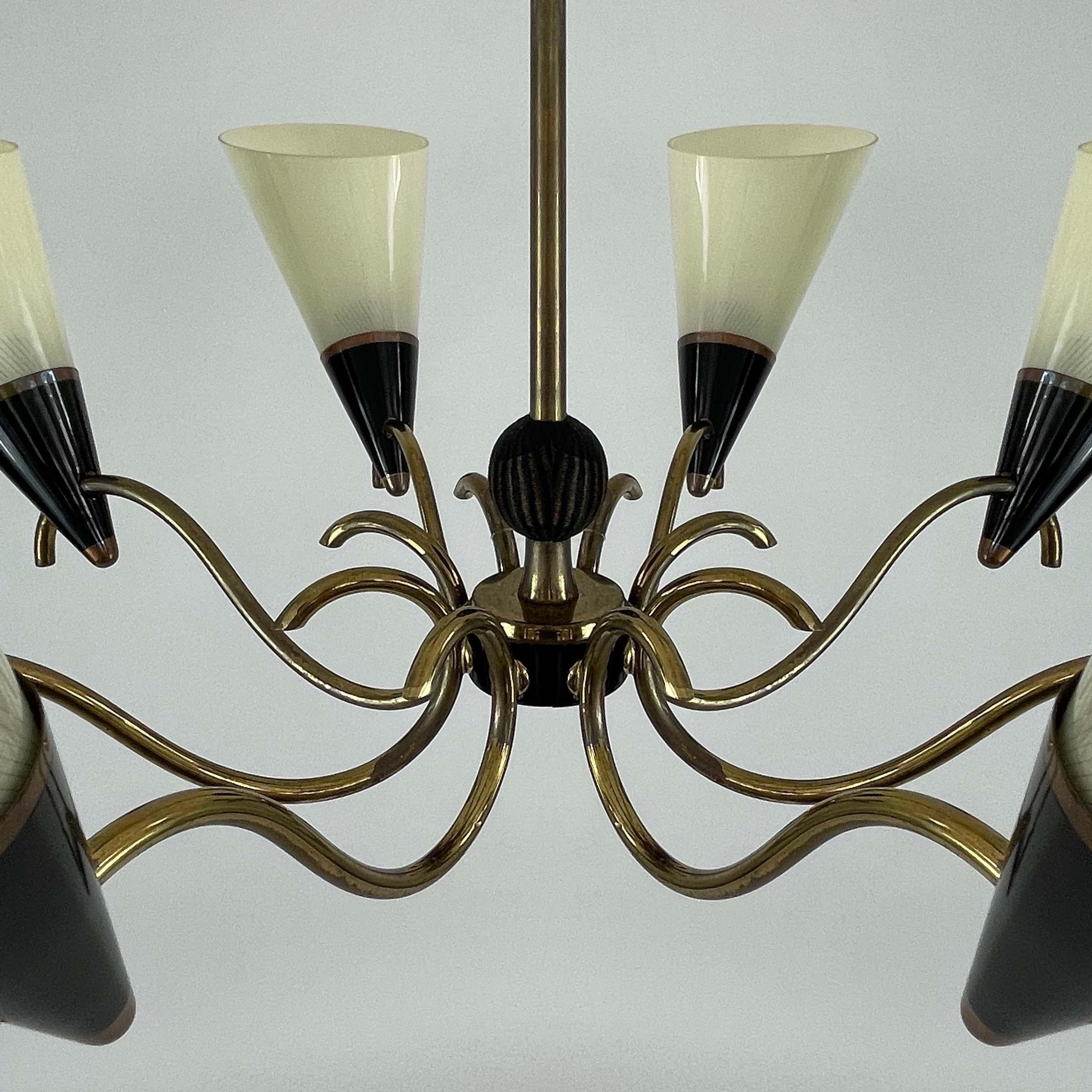 Lustre scandinave à 8 lumières en verre opalin et laiton, Finlande, années 1950 en vente 7