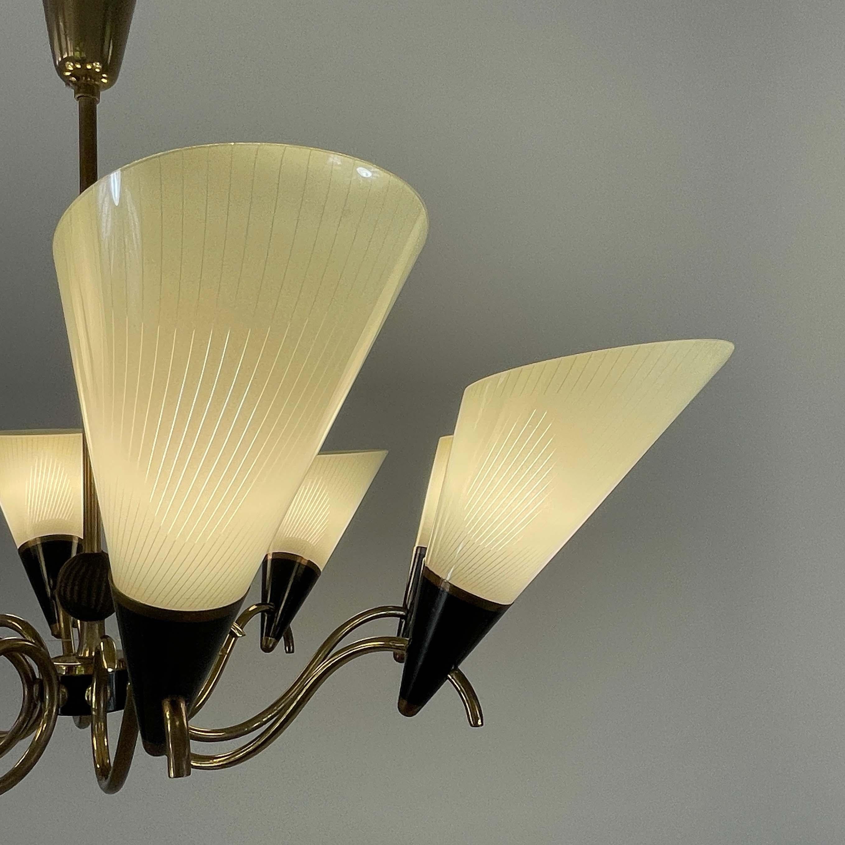 Lustre scandinave à 8 lumières en verre opalin et laiton, Finlande, années 1950 en vente 8