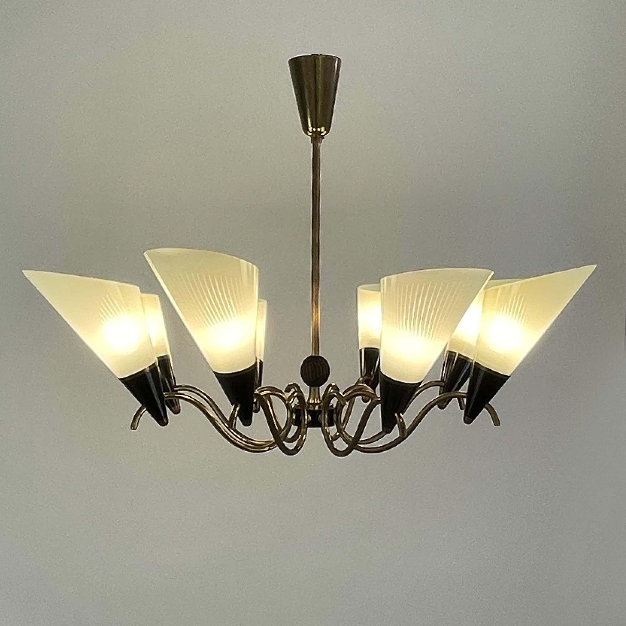 Lustre scandinave à 8 lumières en verre opalin et laiton, Finlande, années 1950 en vente 9