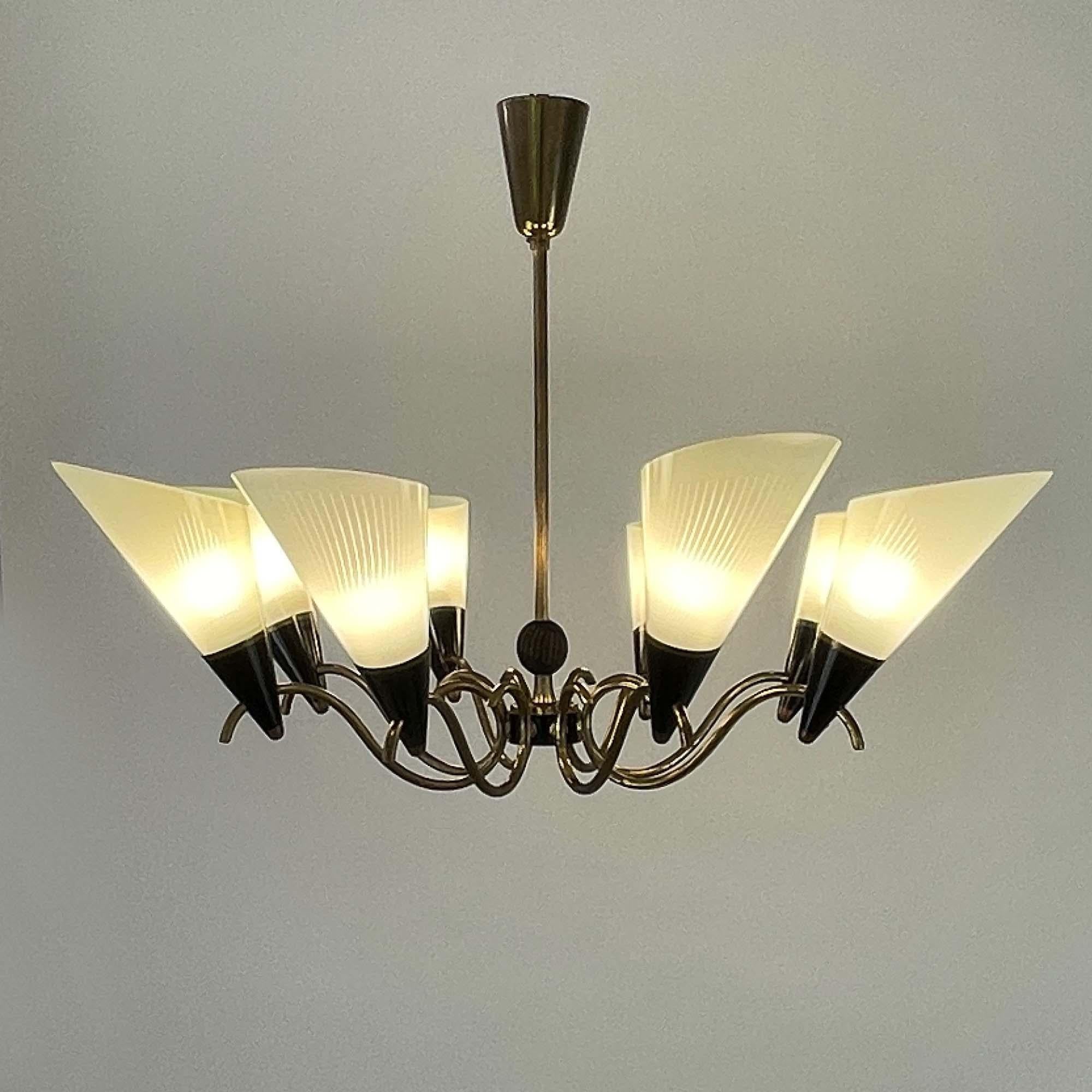 Mid-Century Modern Lustre scandinave à 8 lumières en verre opalin et laiton, Finlande, années 1950 en vente