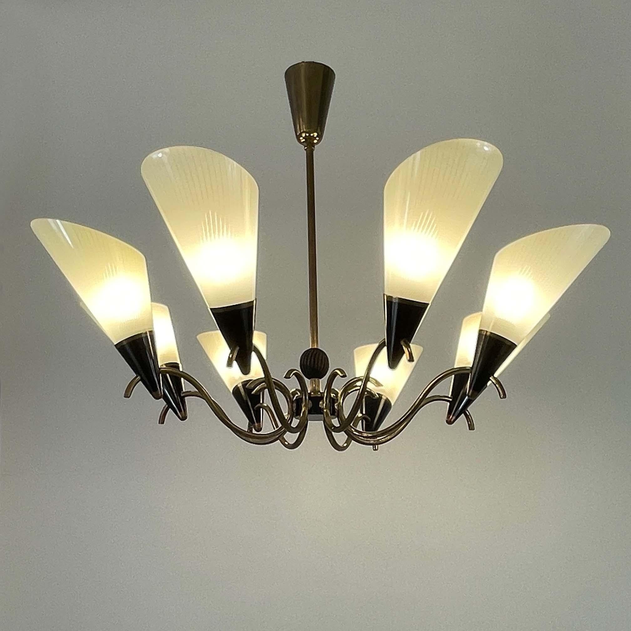 Finlandais Lustre scandinave à 8 lumières en verre opalin et laiton, Finlande, années 1950 en vente