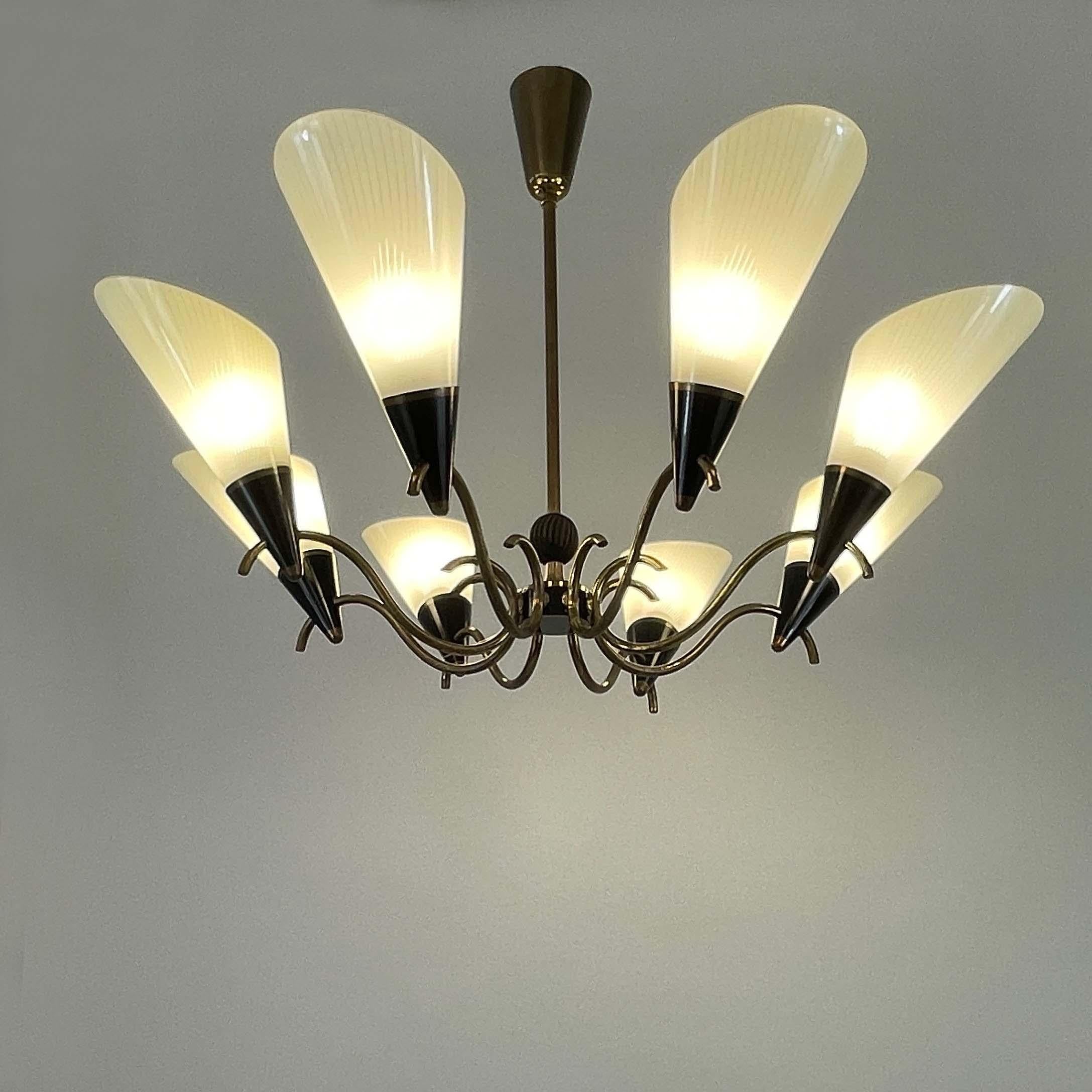Lustre scandinave à 8 lumières en verre opalin et laiton, Finlande, années 1950 Bon état - En vente à NUEMBRECHT, NRW