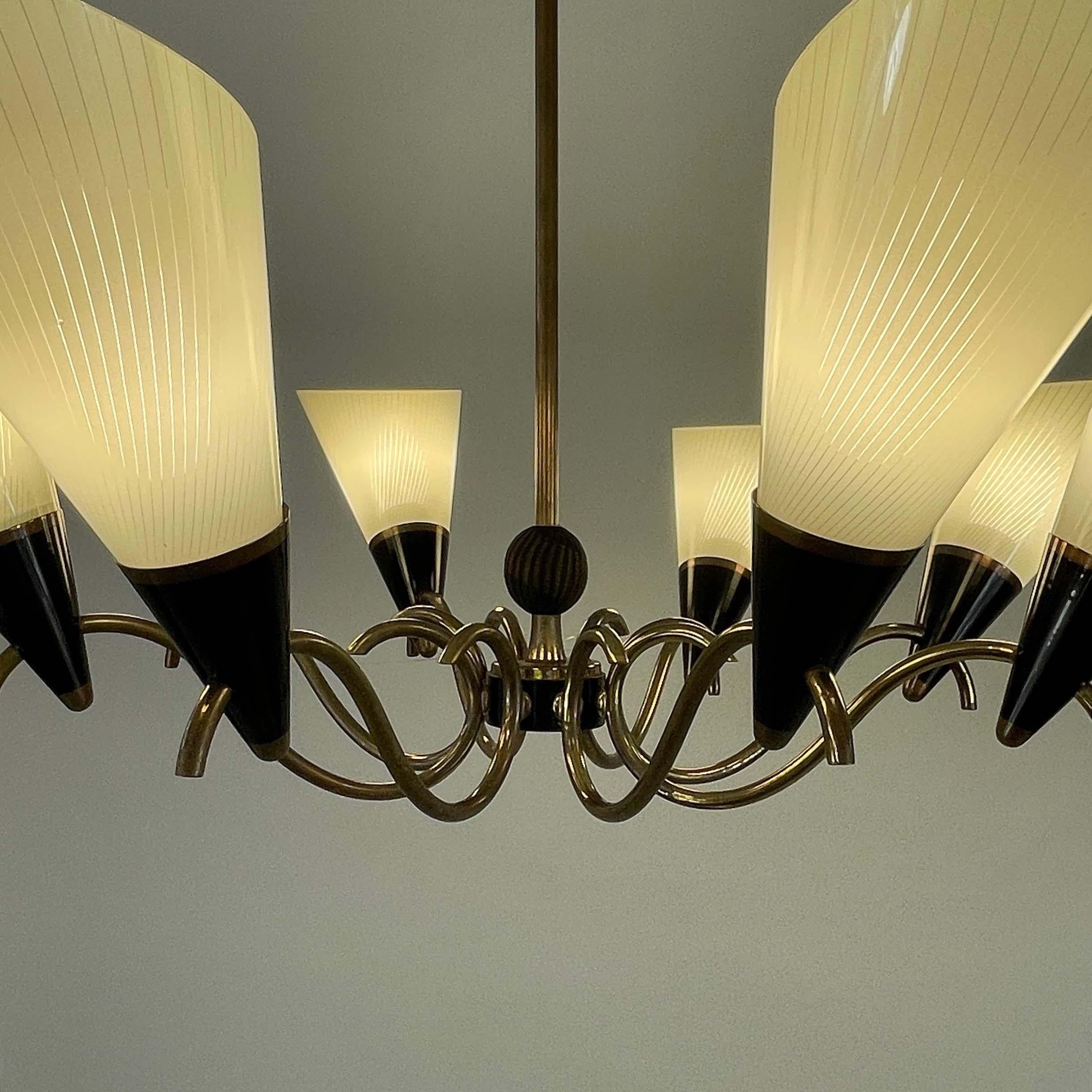 Milieu du XXe siècle Lustre scandinave à 8 lumières en verre opalin et laiton, Finlande, années 1950 en vente