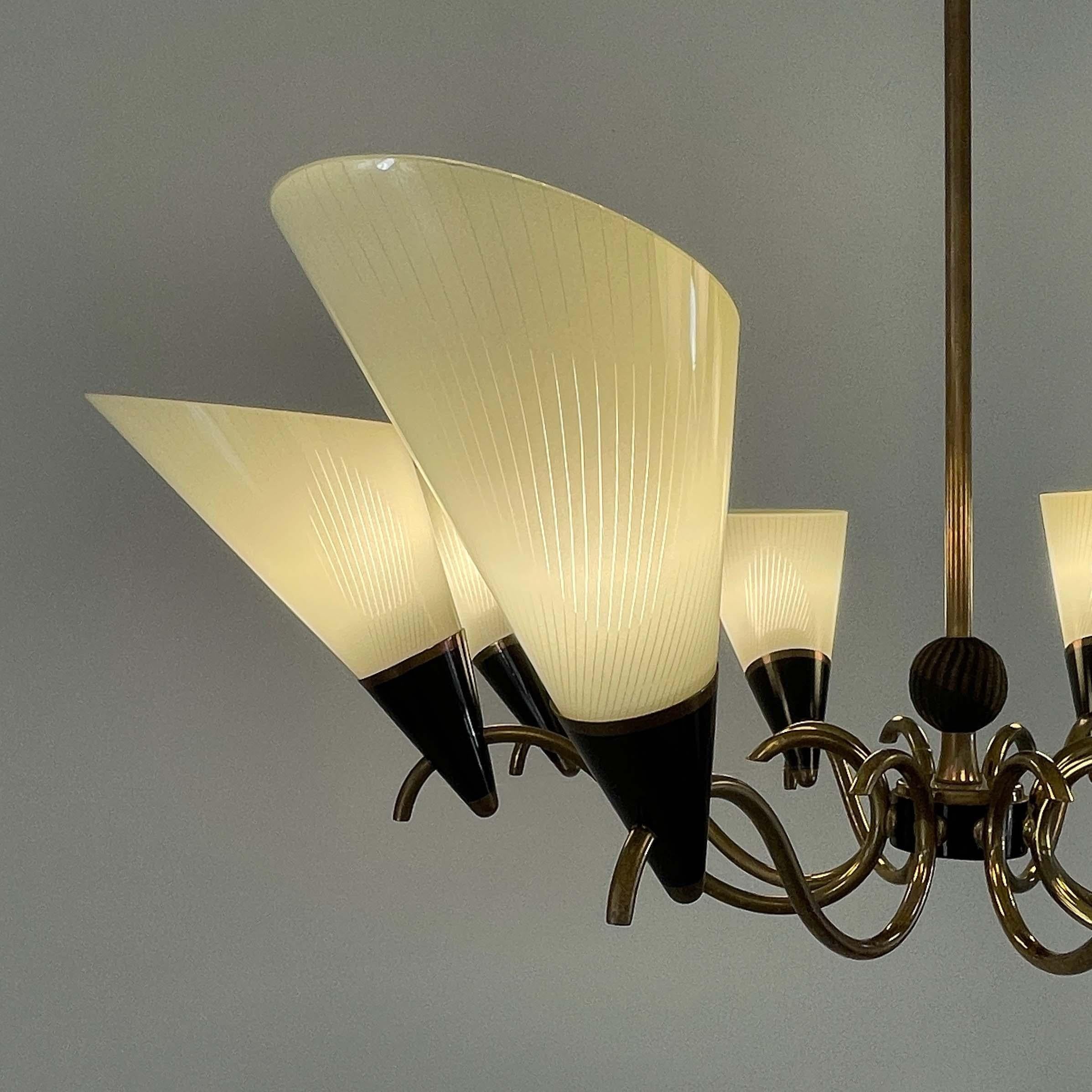 Laiton Lustre scandinave à 8 lumières en verre opalin et laiton, Finlande, années 1950 en vente