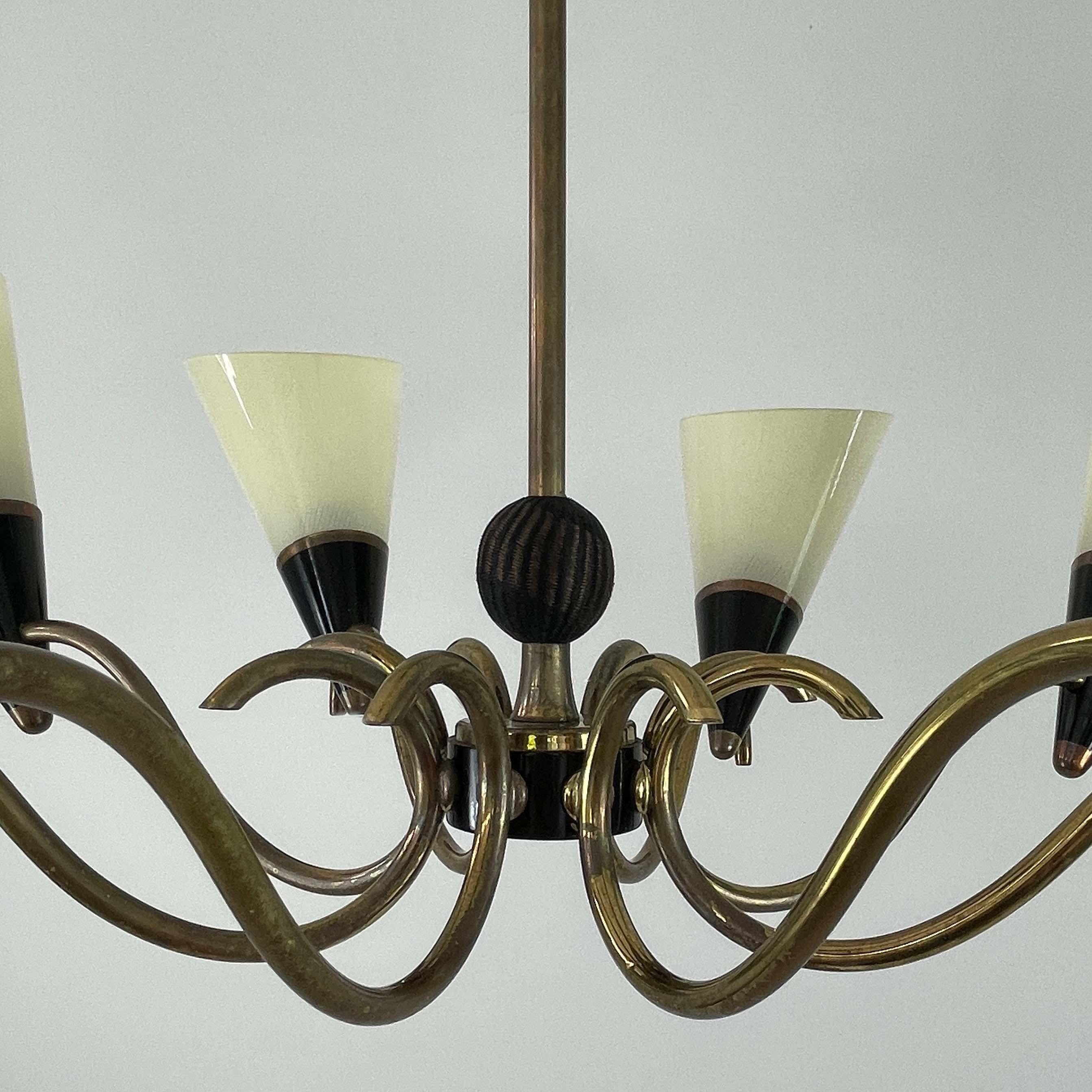 Lustre scandinave à 8 lumières en verre opalin et laiton, Finlande, années 1950 en vente 1